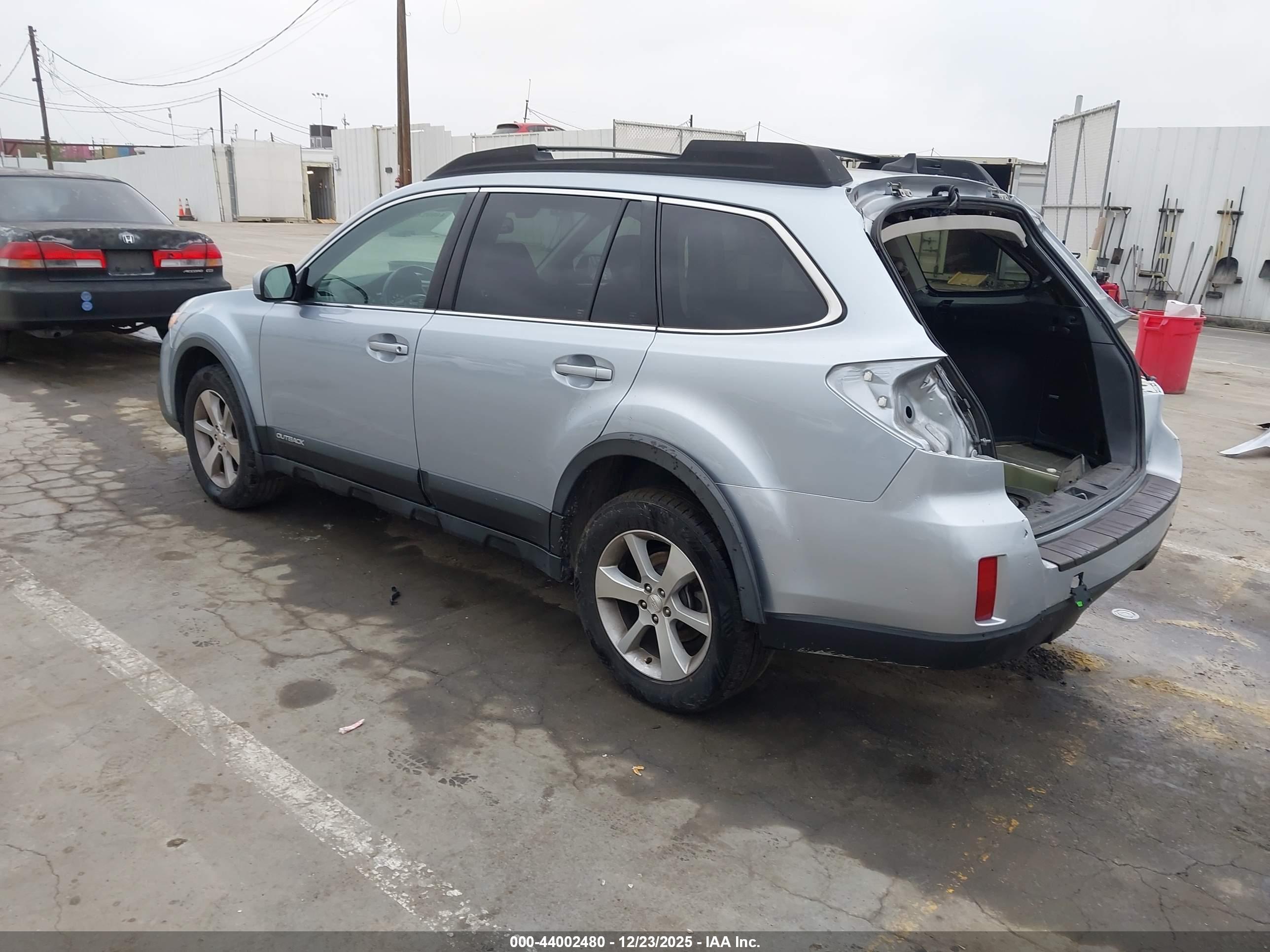 SUBARU OUTBACK image 3
