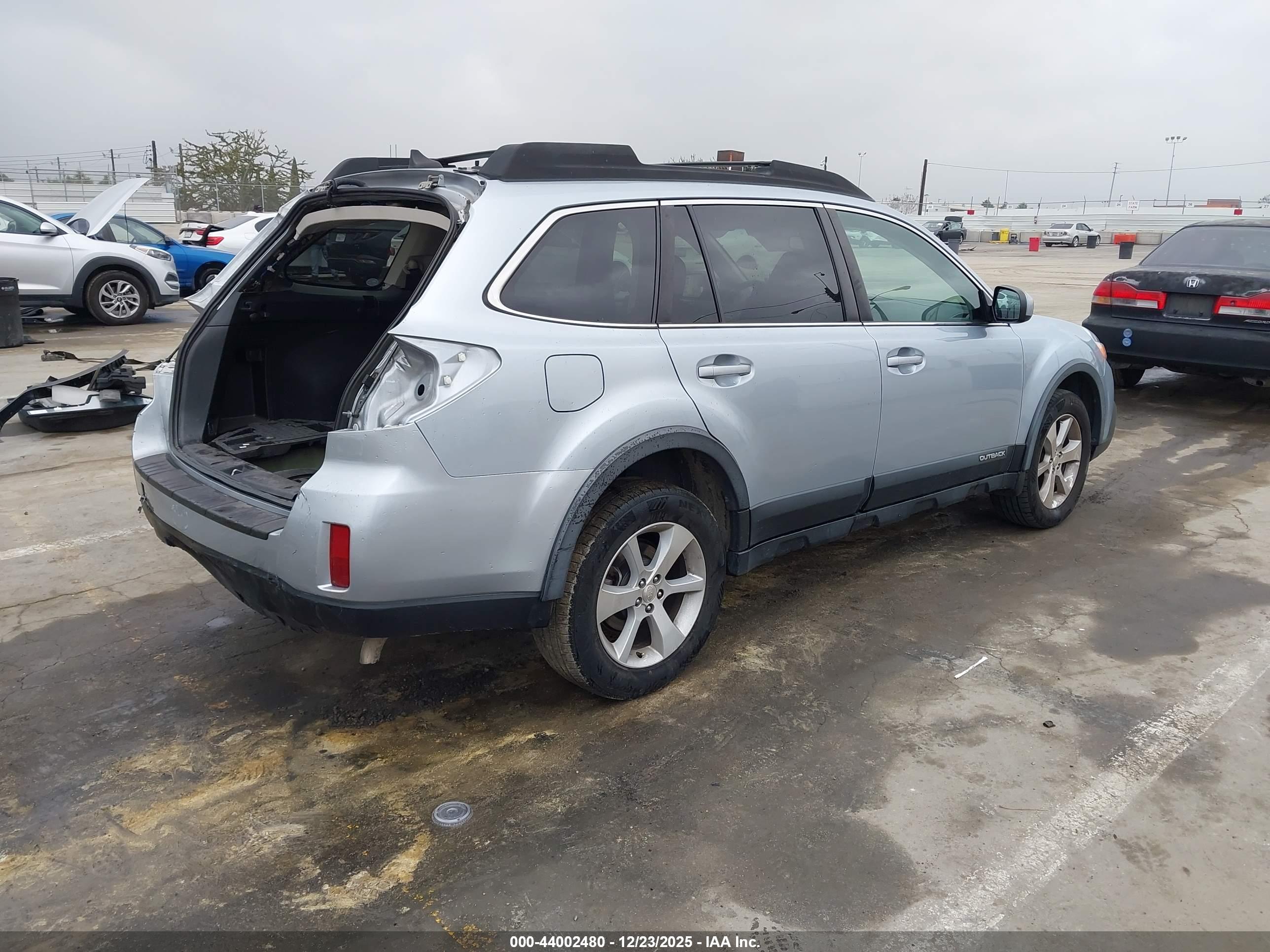 SUBARU OUTBACK image 4