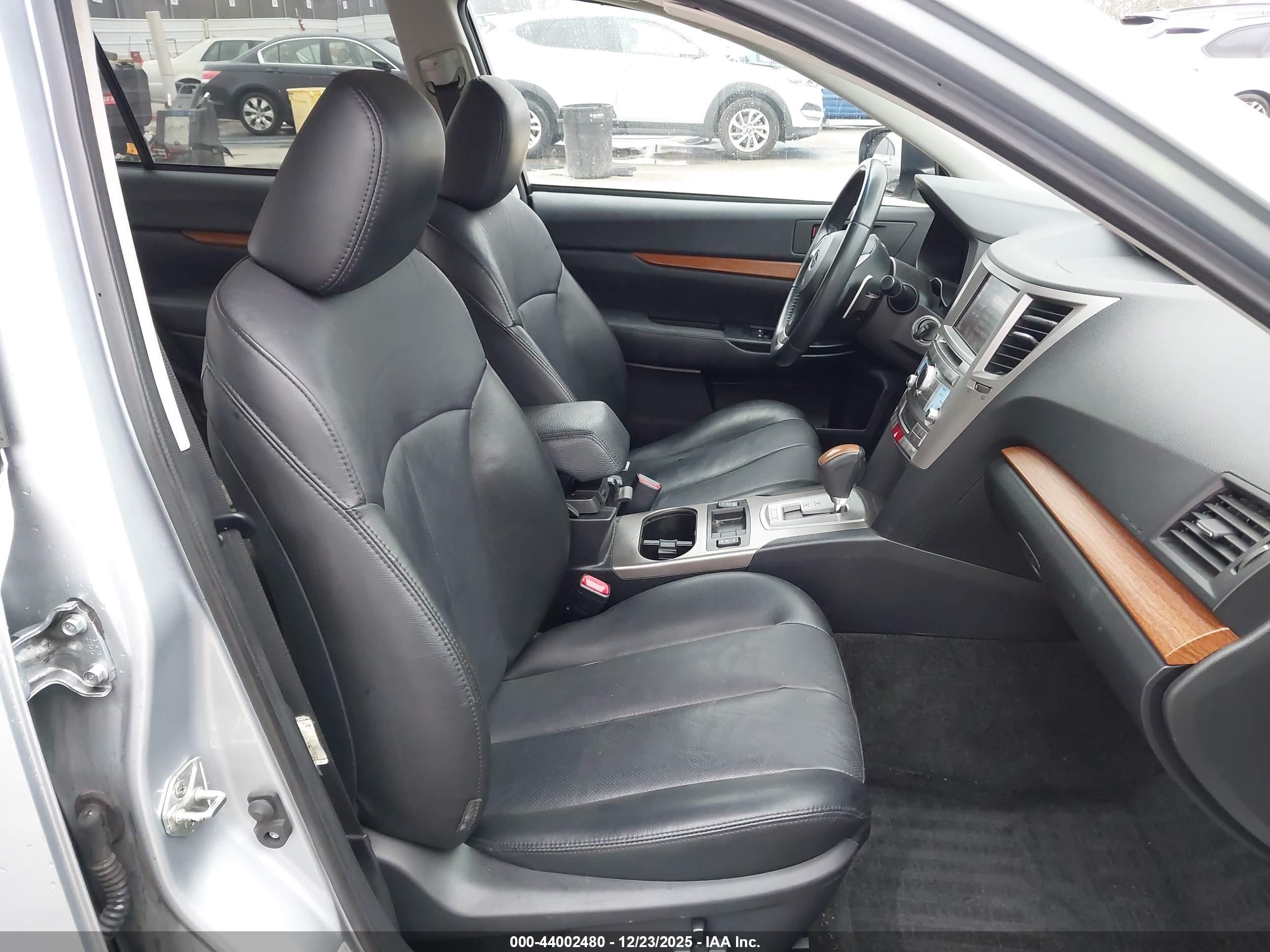 SUBARU OUTBACK image 5