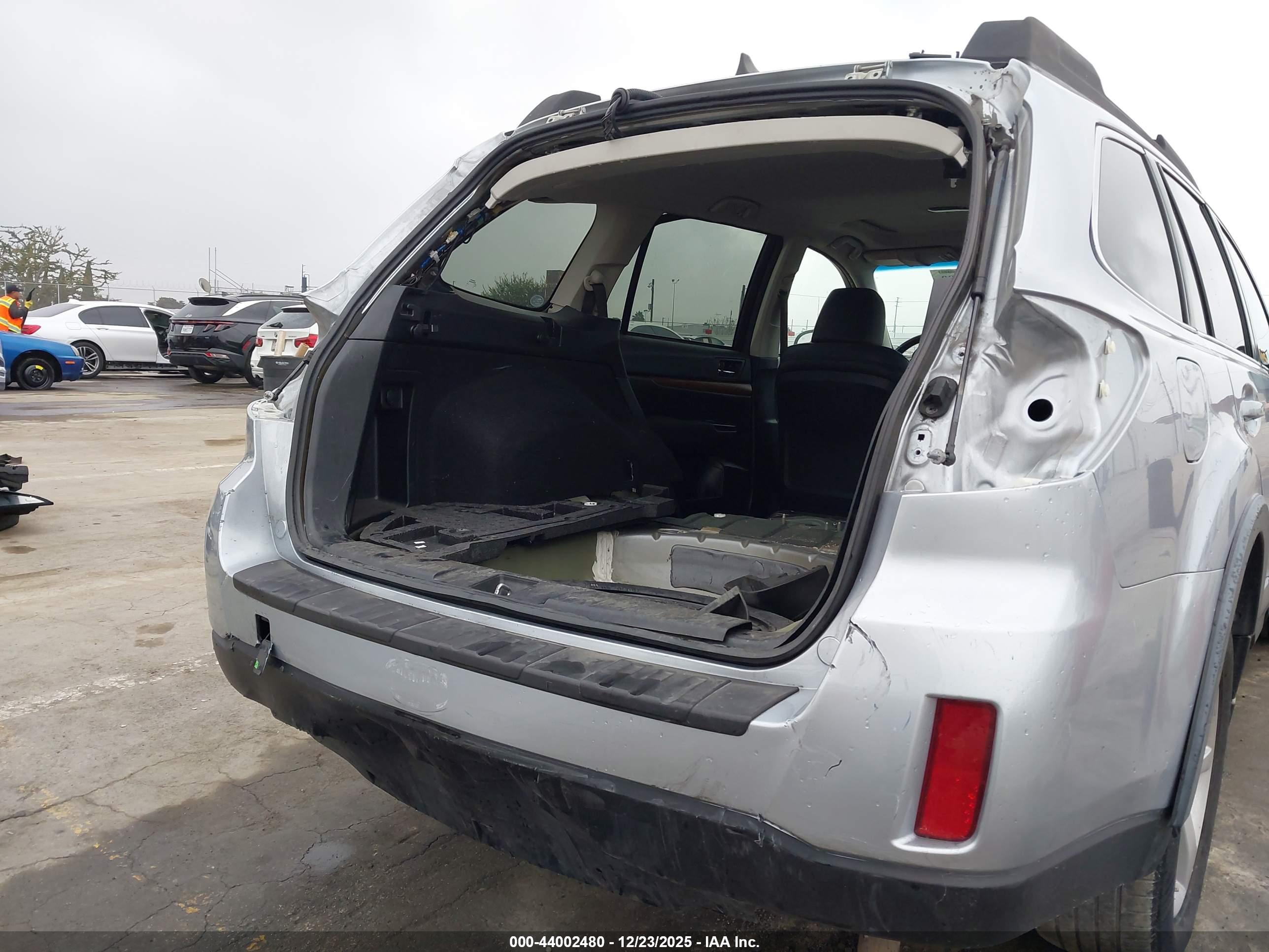 SUBARU OUTBACK image 6