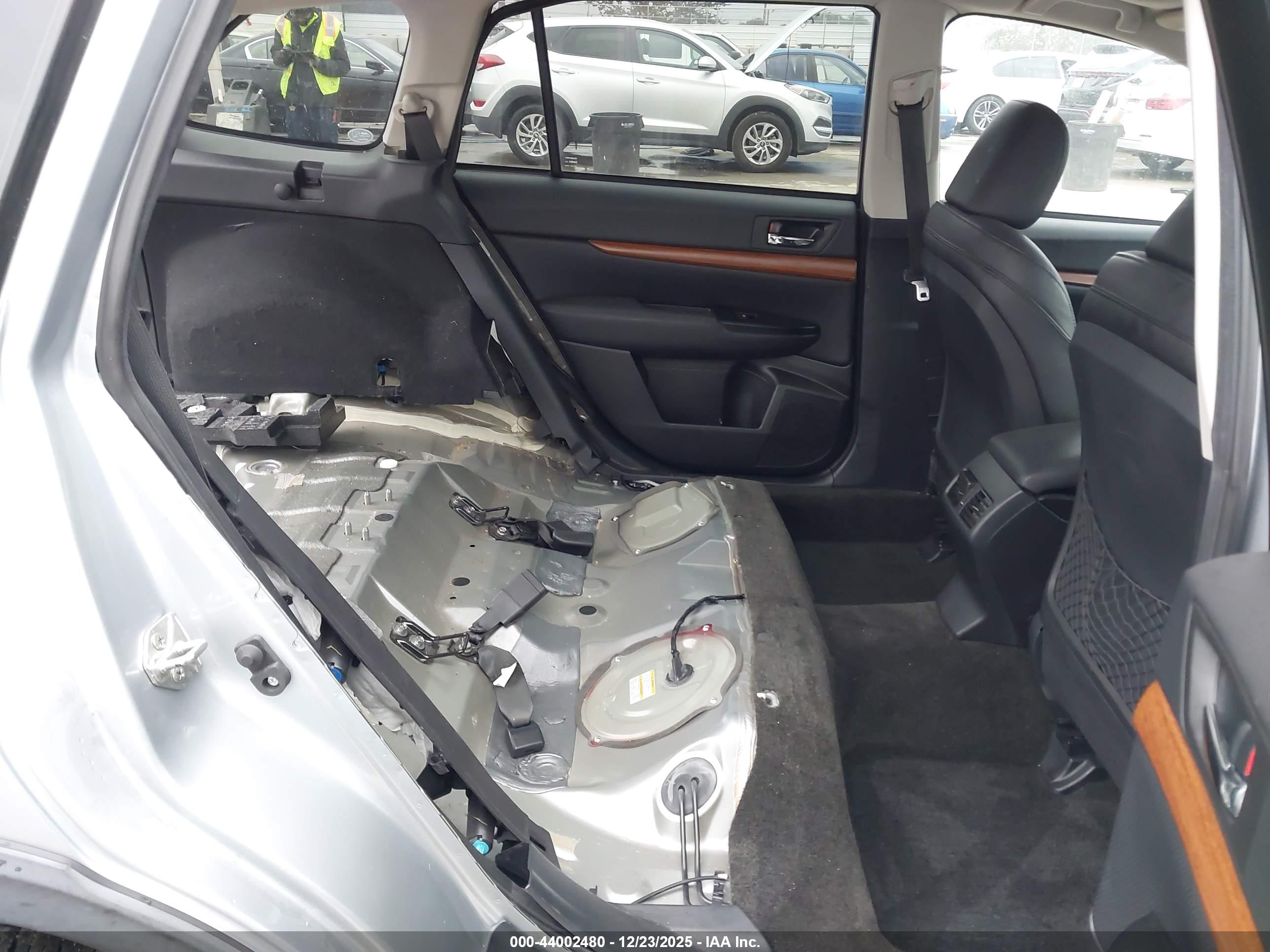 SUBARU OUTBACK image 8