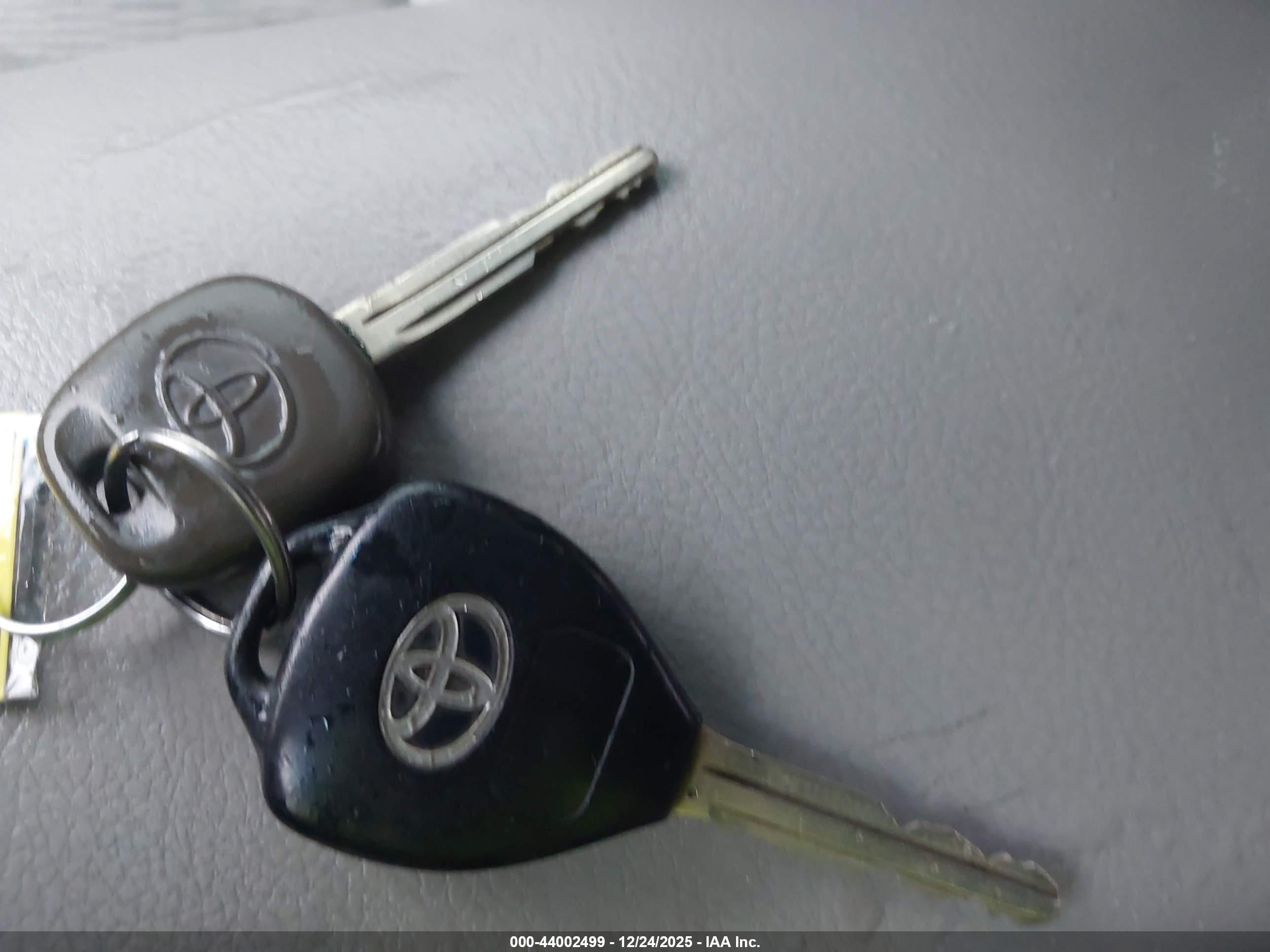 TOYOTA RAV4 image 11