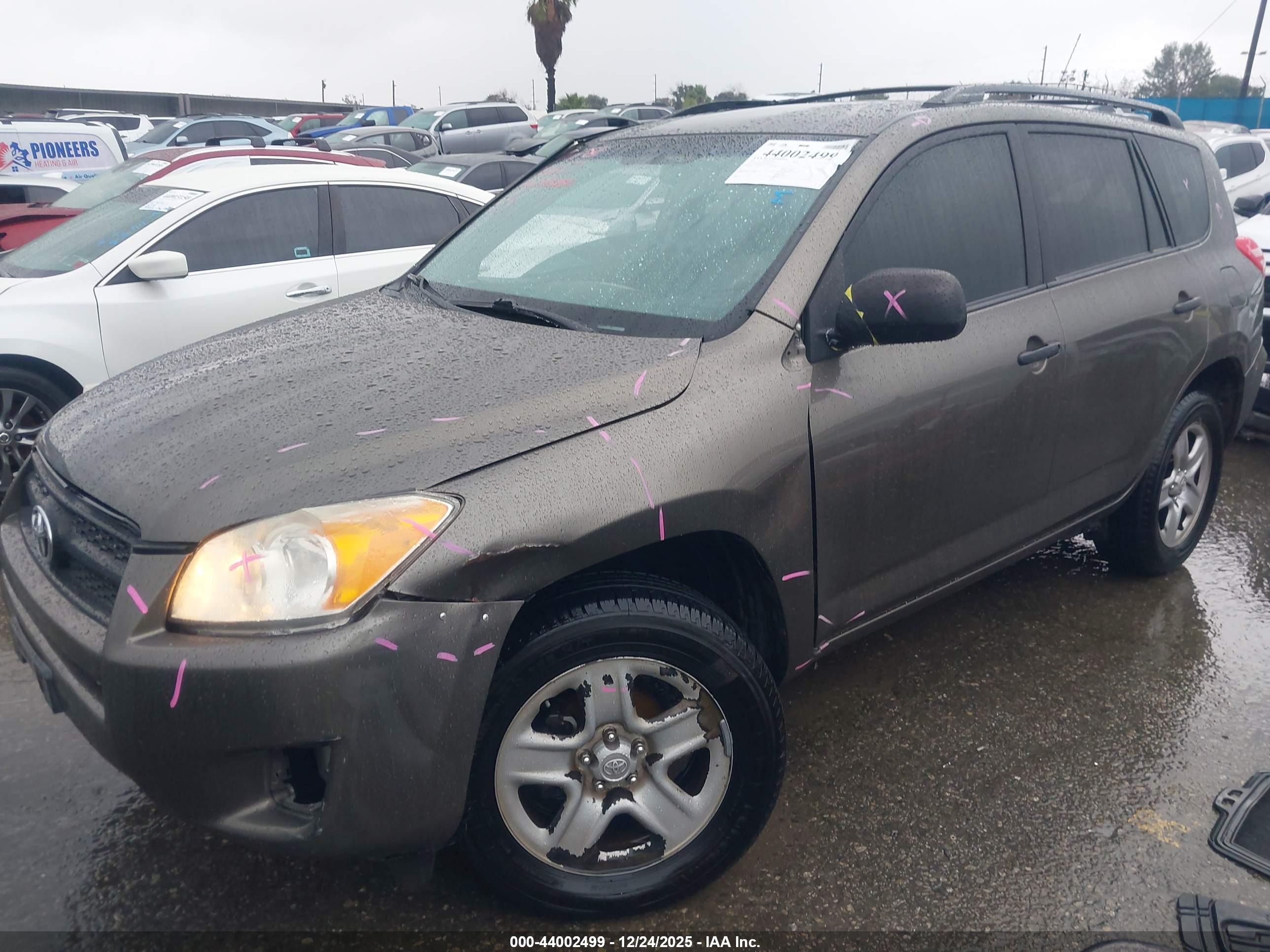 TOYOTA RAV4 image 2