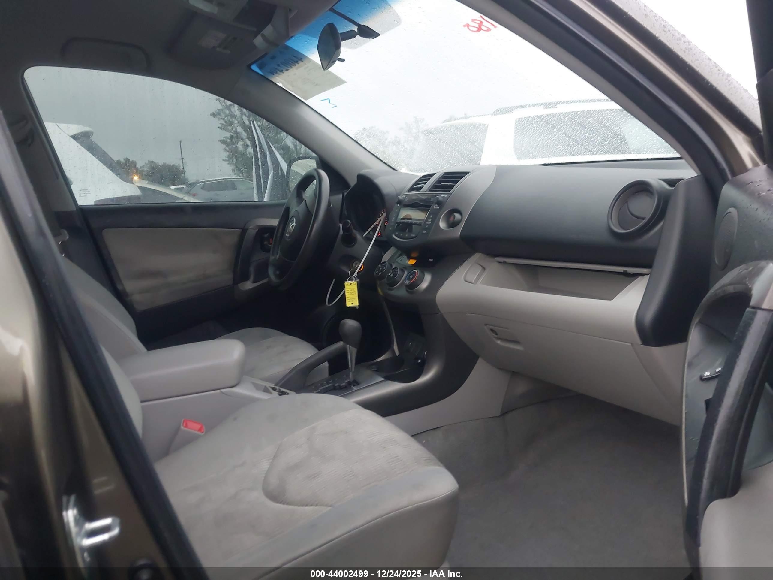 TOYOTA RAV4 image 5