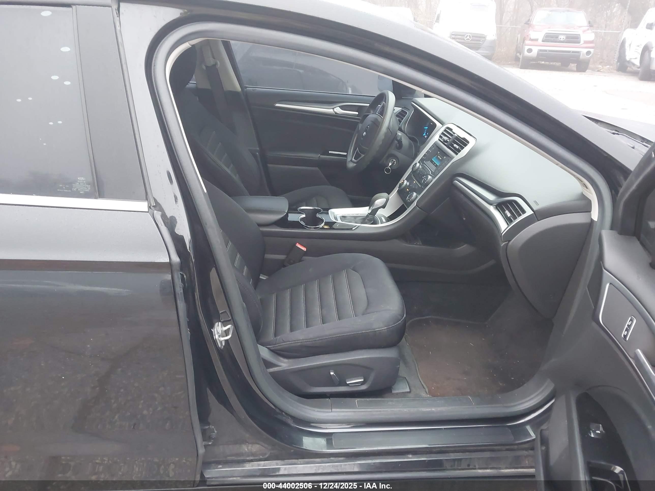 FORD FUSION image 5