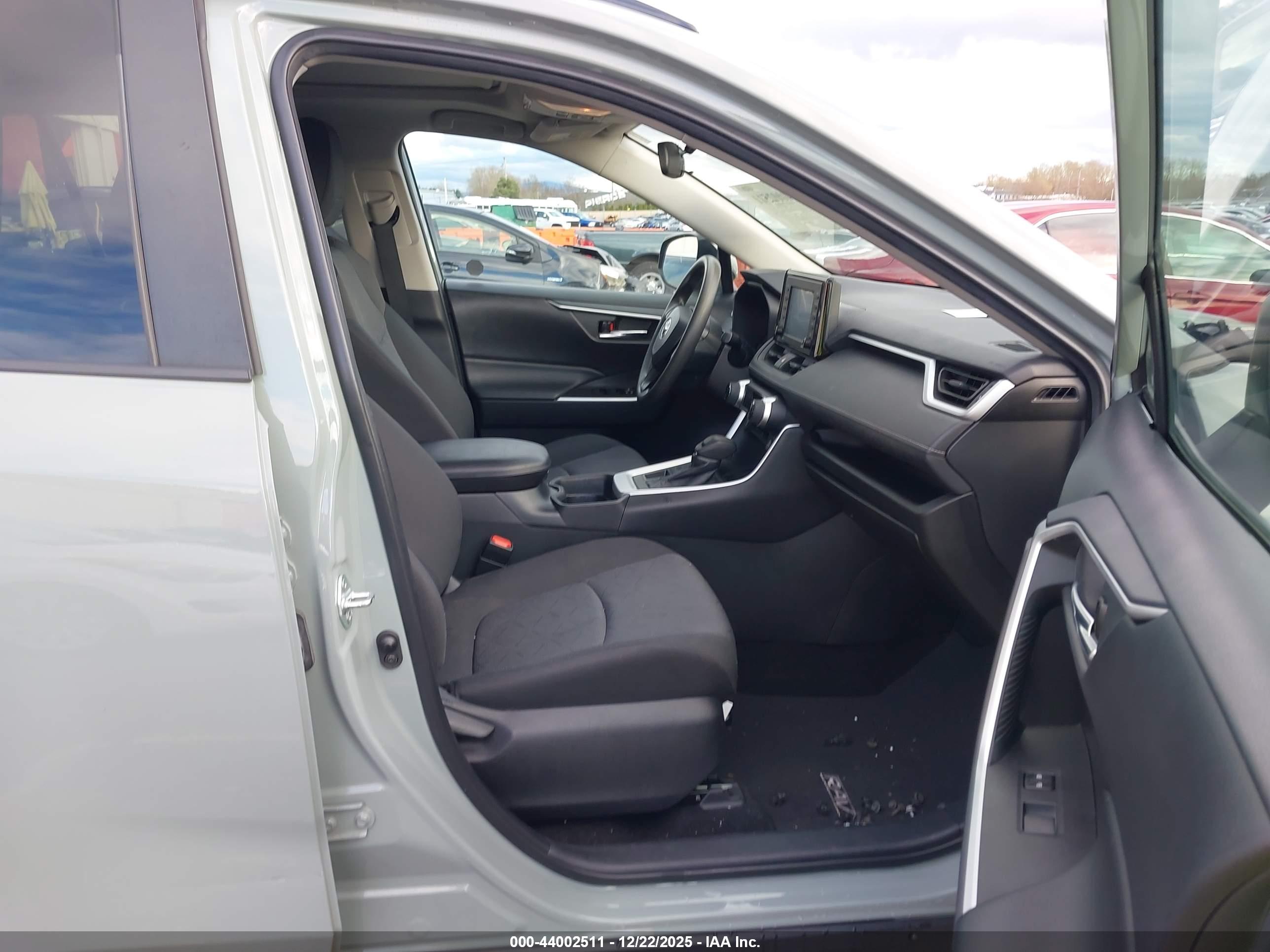 TOYOTA RAV4 image 5