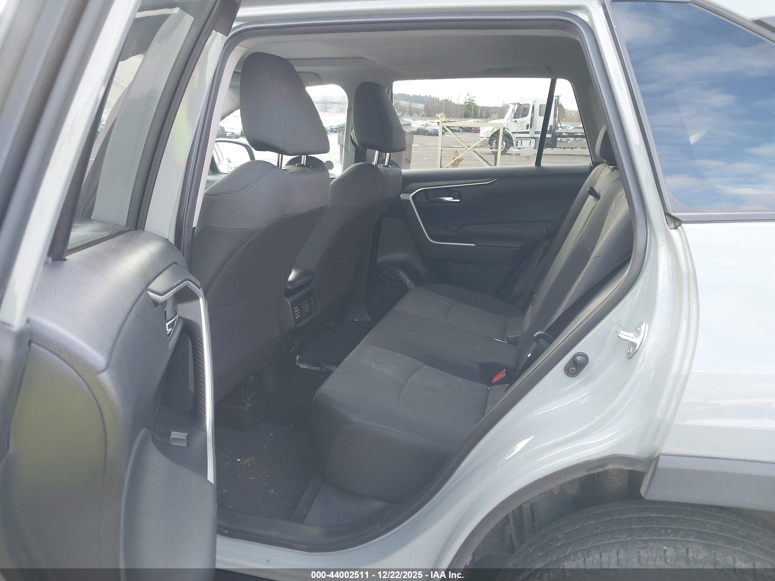 TOYOTA RAV4 image 8