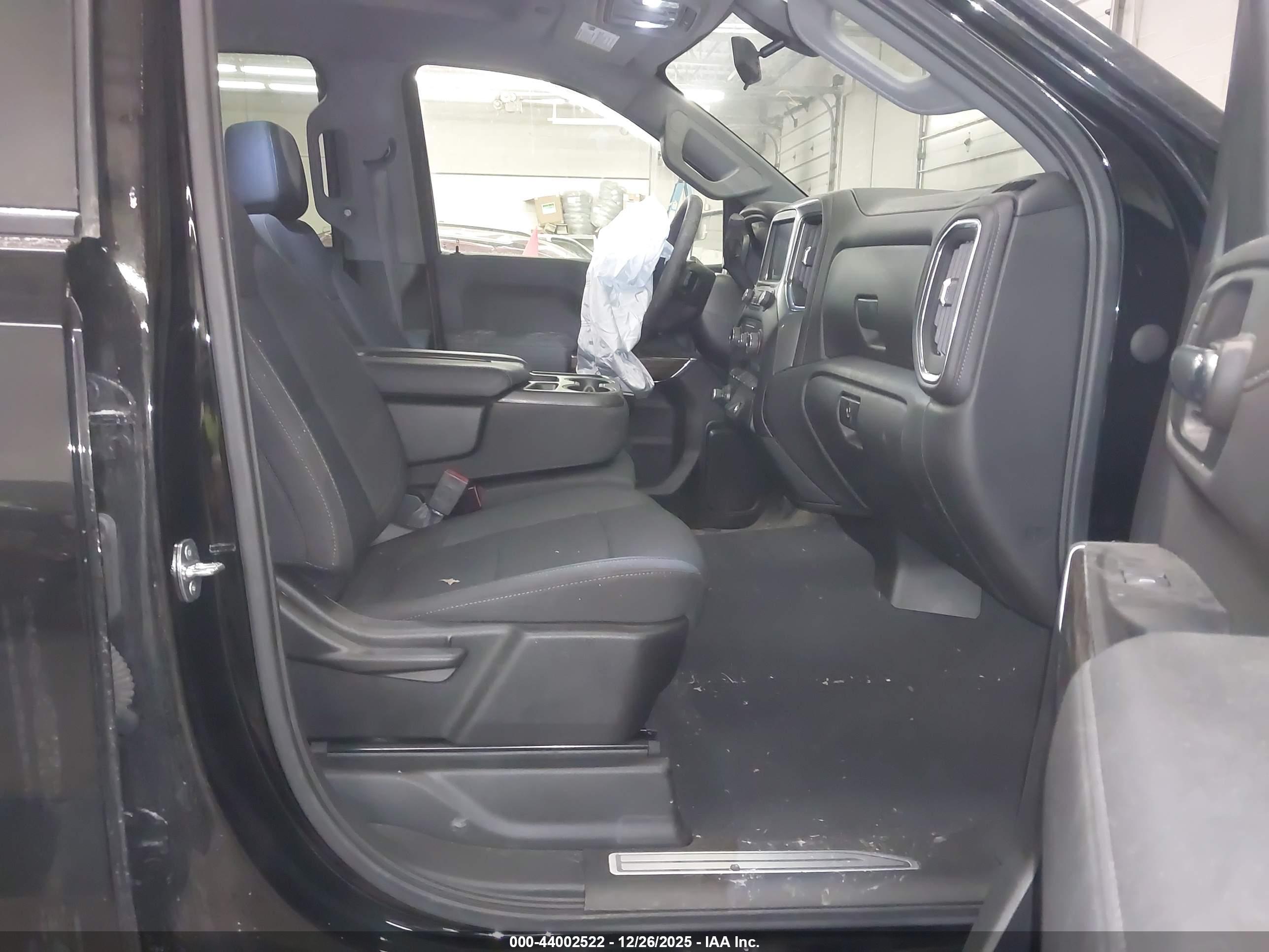 CHEVROLET SILVERADO image 5