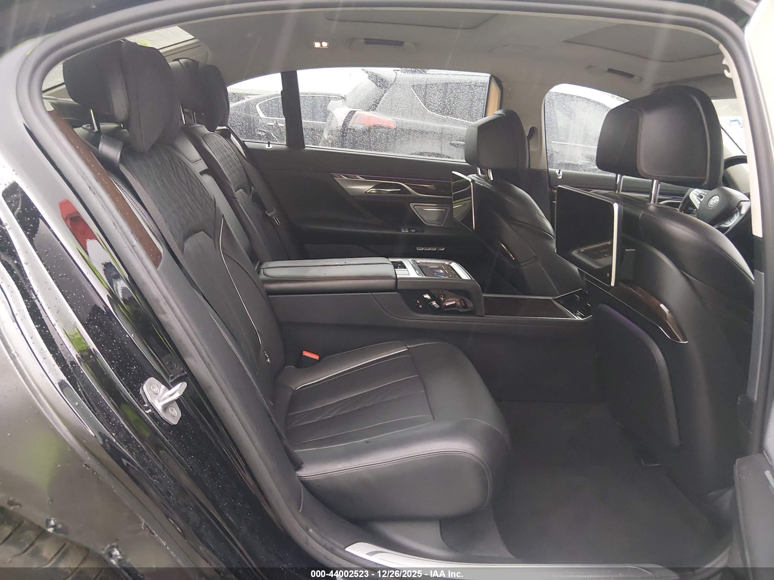 BMW 750I image 8