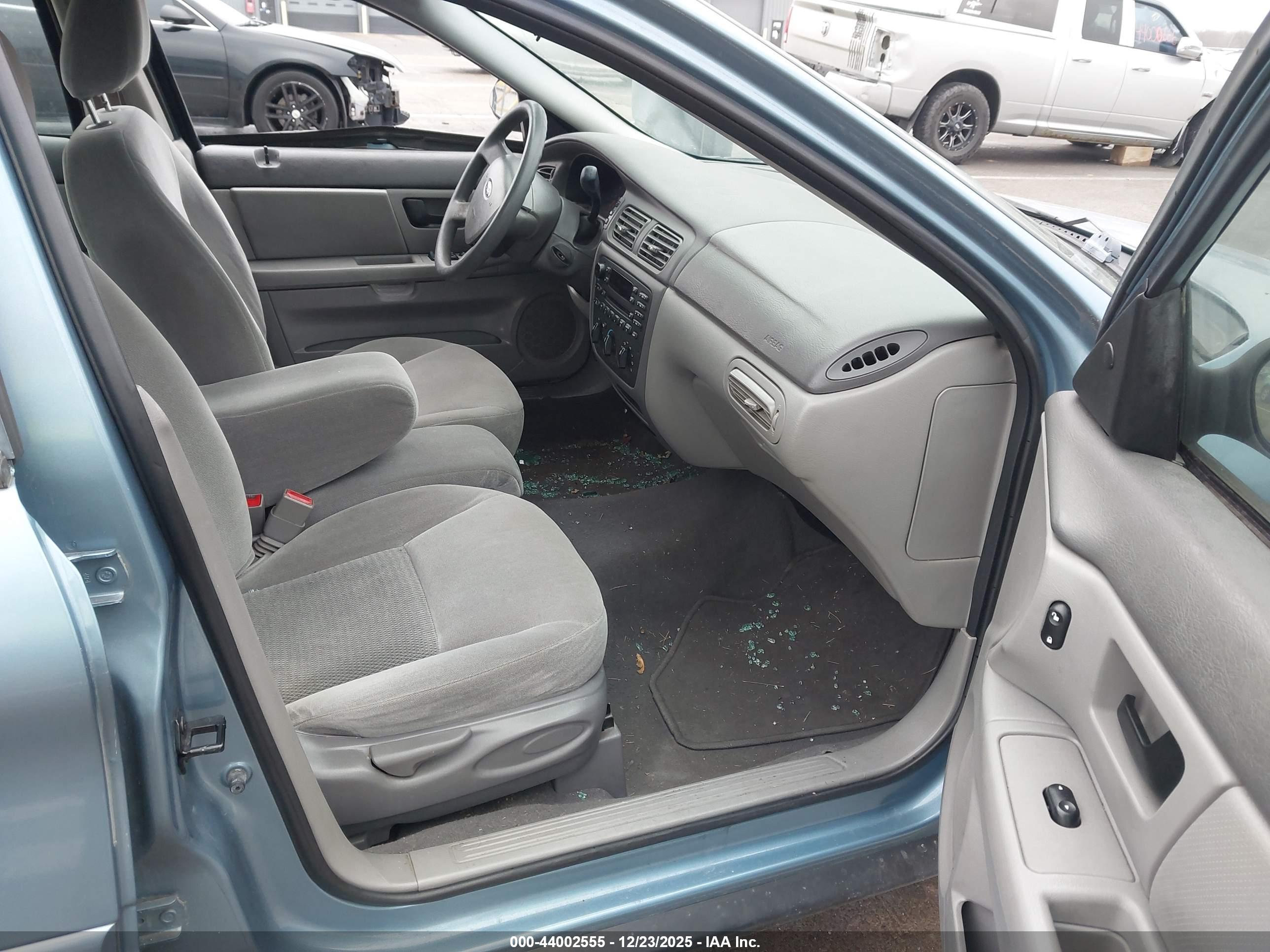 FORD TAURUS image 5