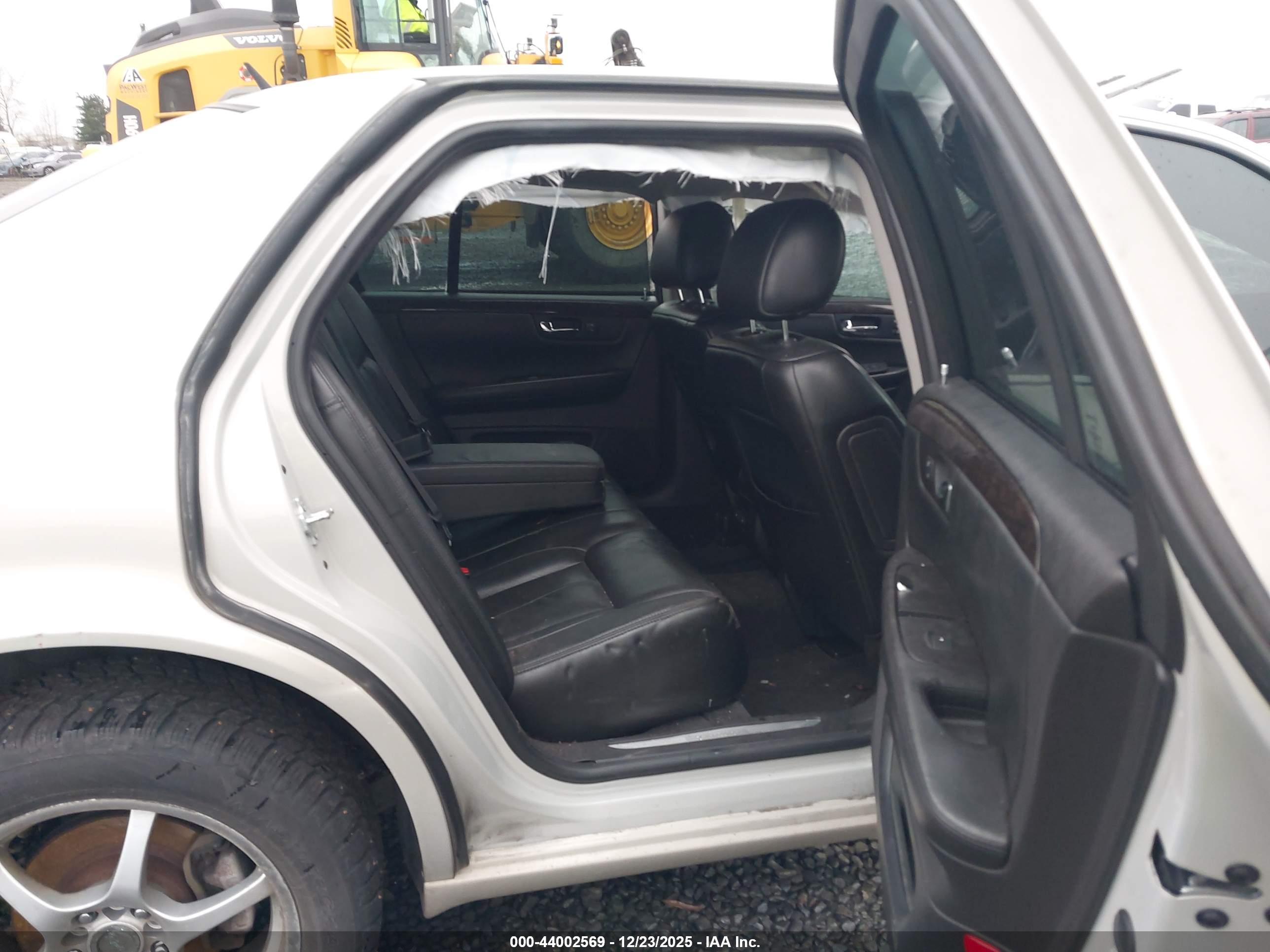 CADILLAC DTS image 8