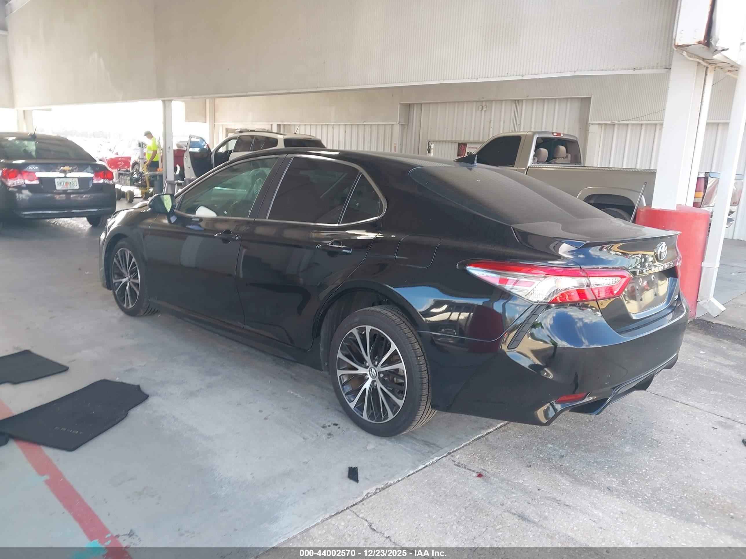 TOYOTA CAMRY image 3