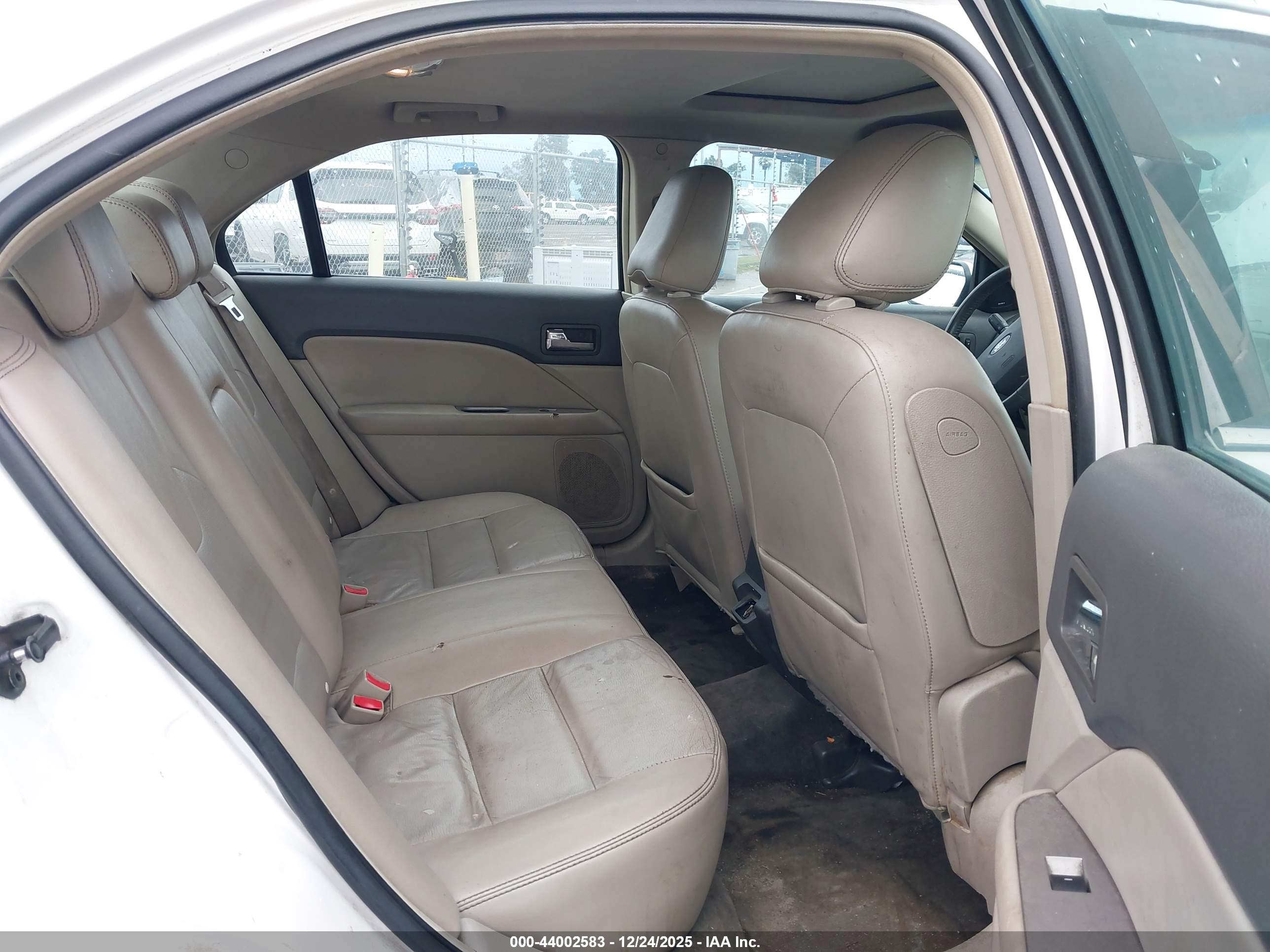 FORD FUSION image 8