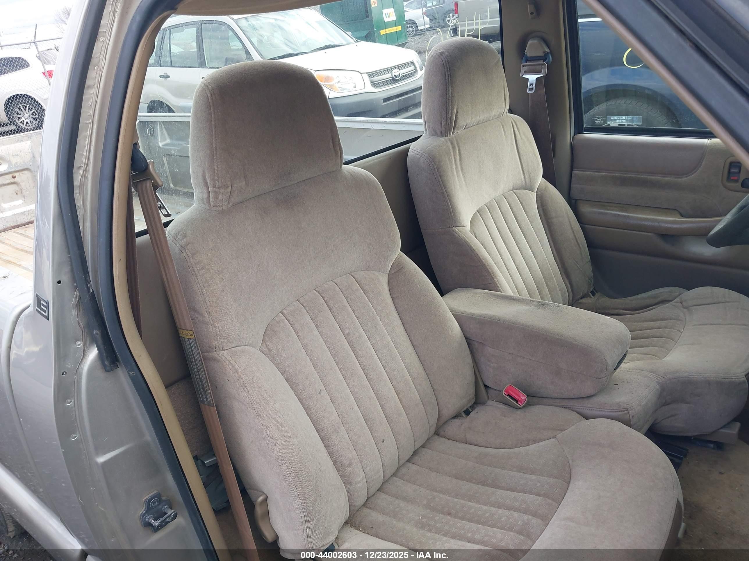 CHEVROLET S-10 image 8
