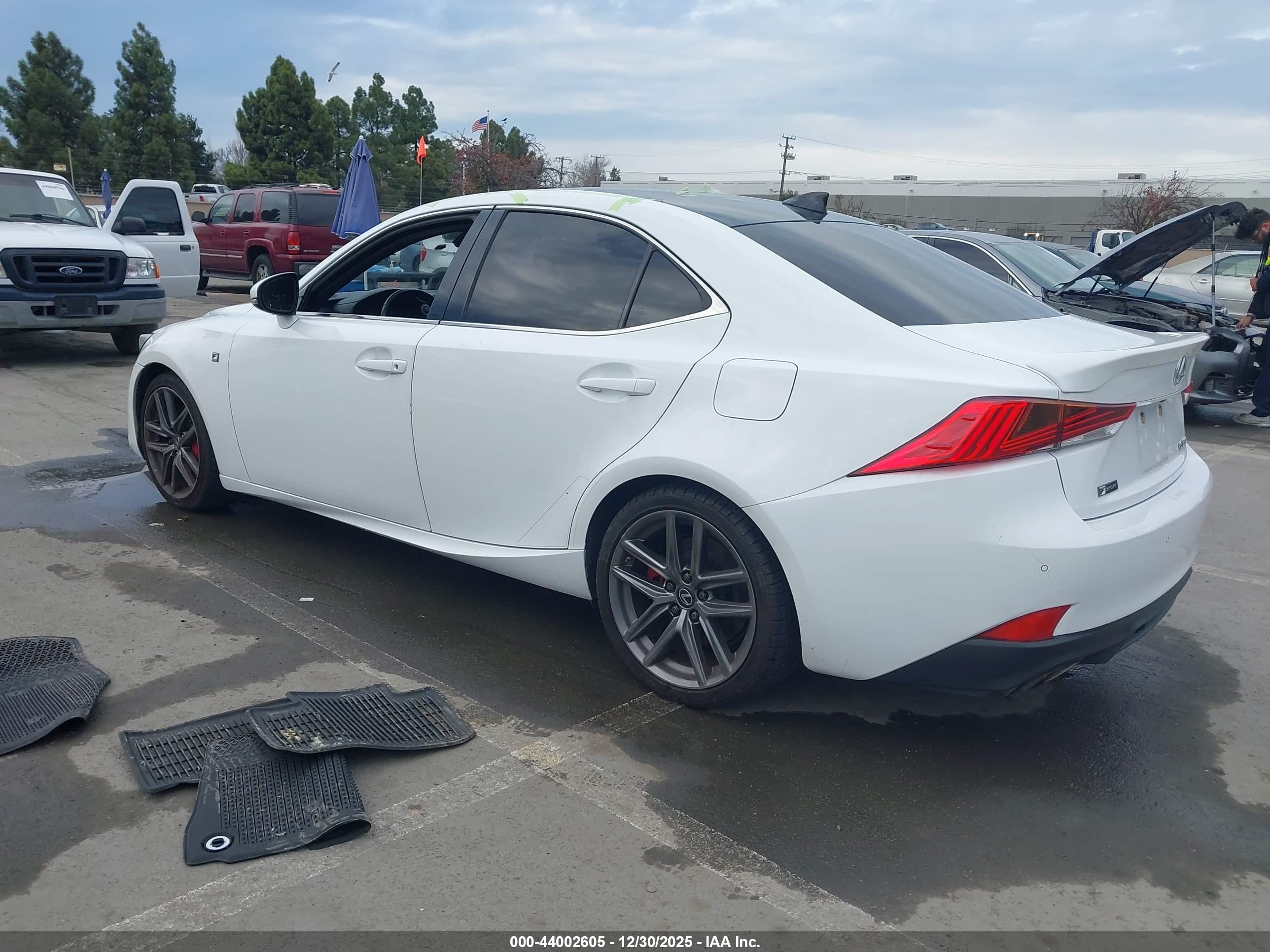 LEXUS IS image 3