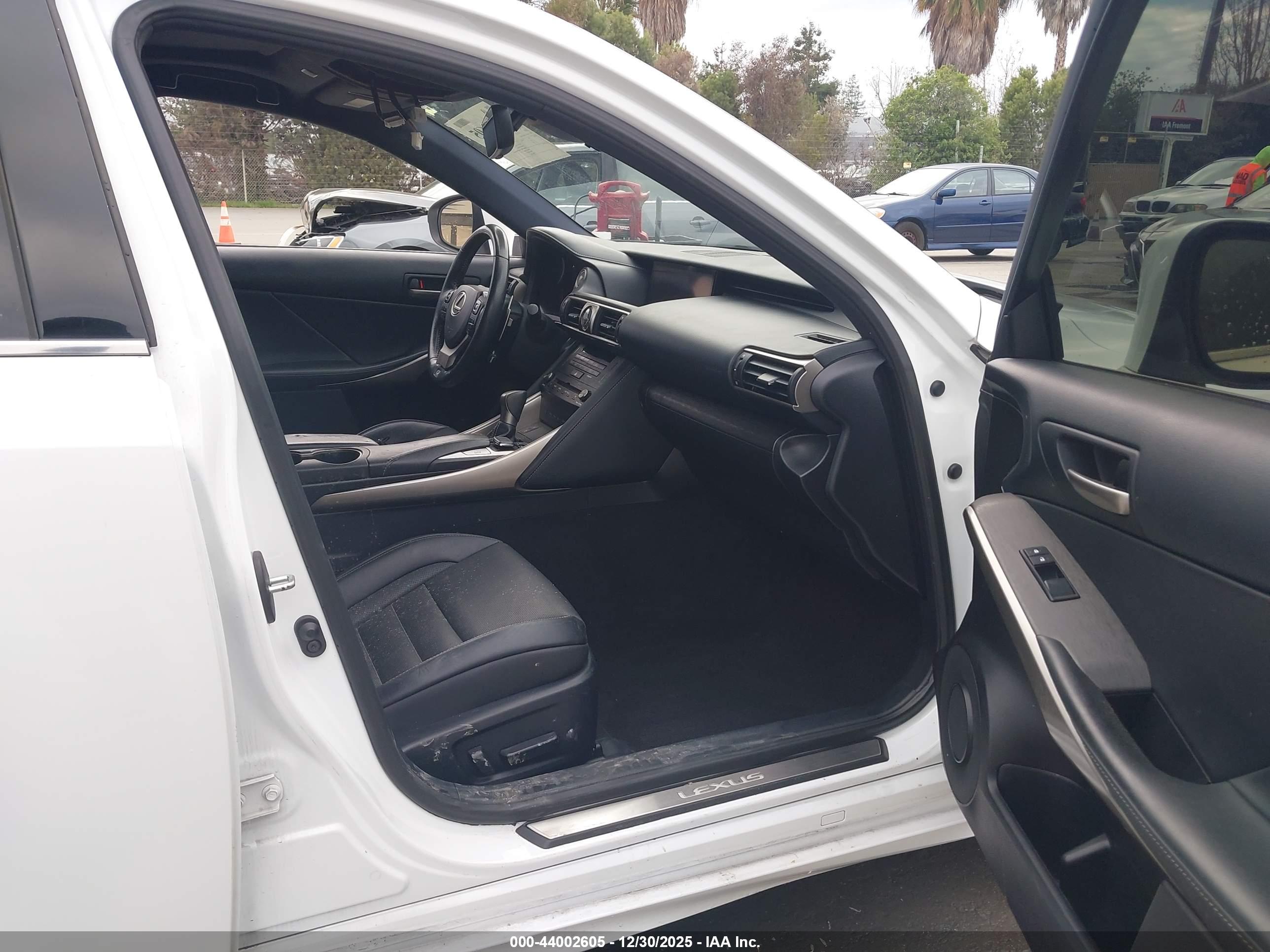 LEXUS IS image 5