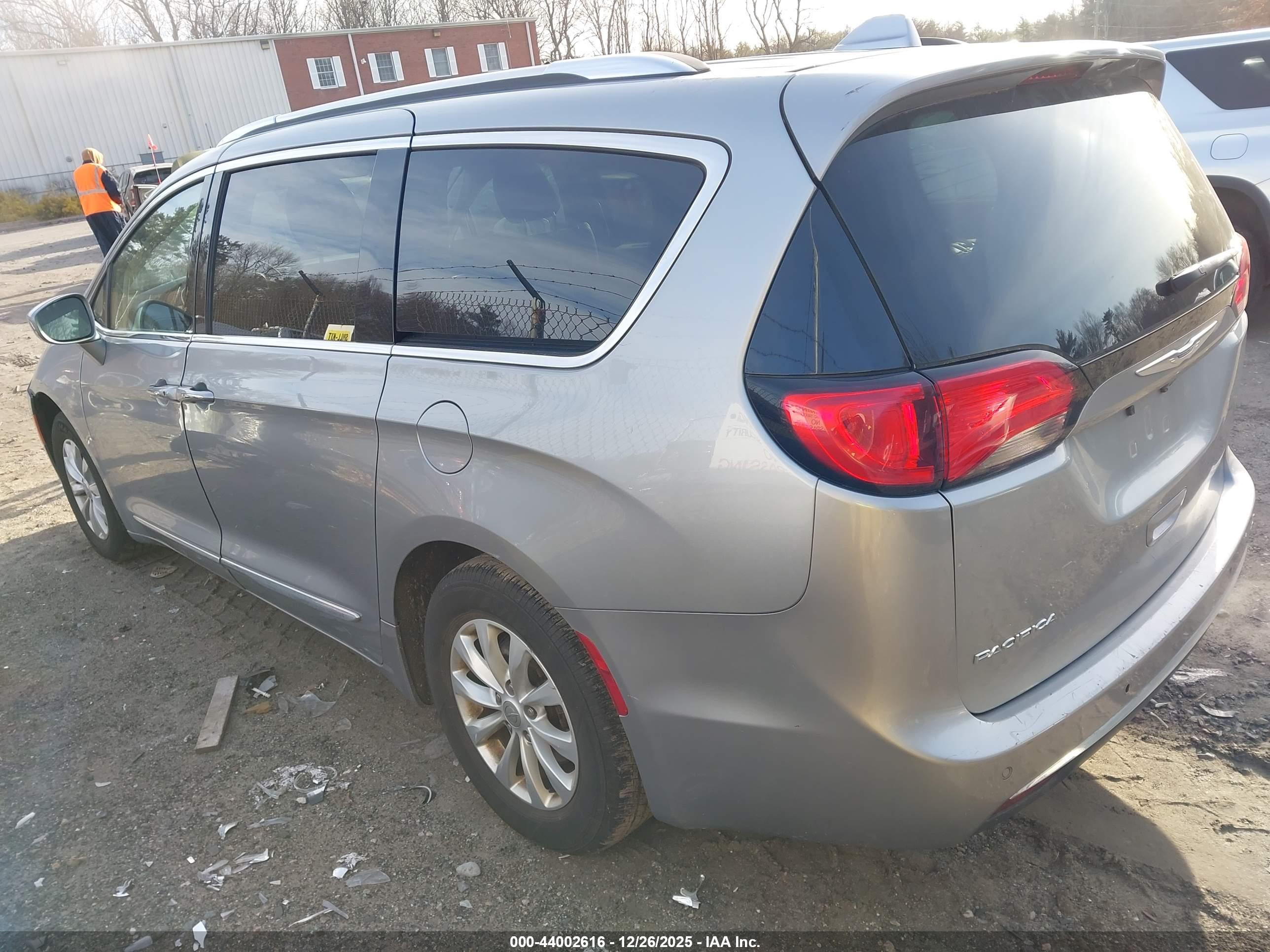 CHRYSLER PACIFICA image 3