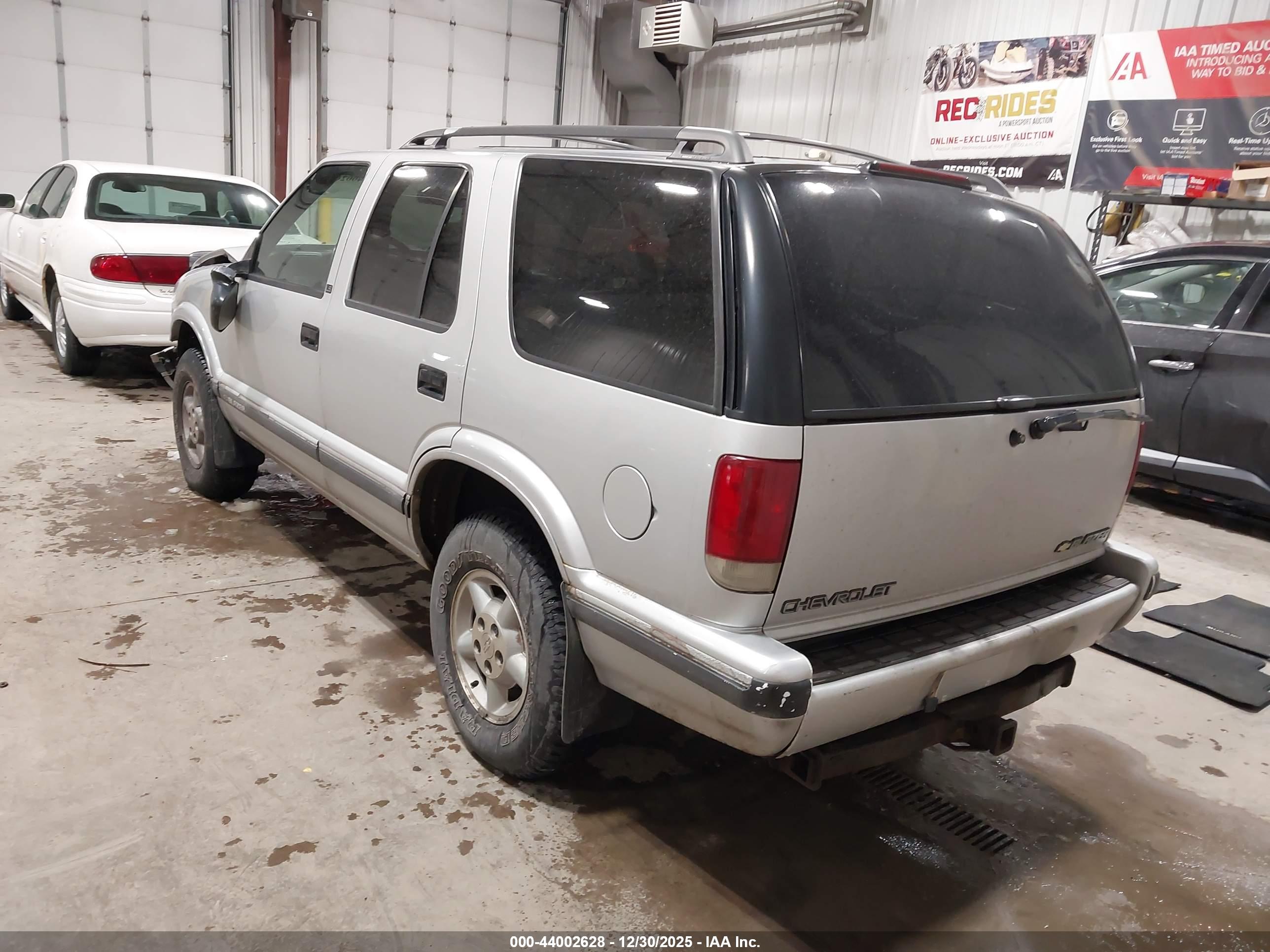 CHEVROLET BLAZER image 3