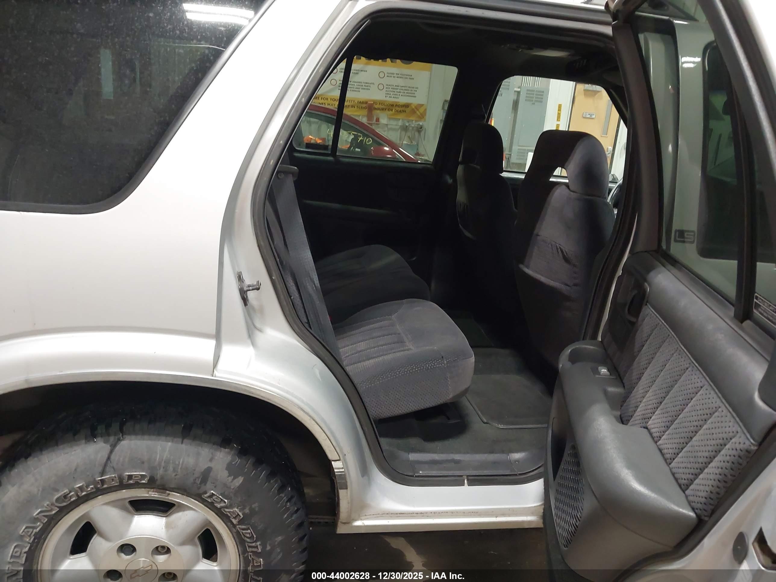 CHEVROLET BLAZER image 8