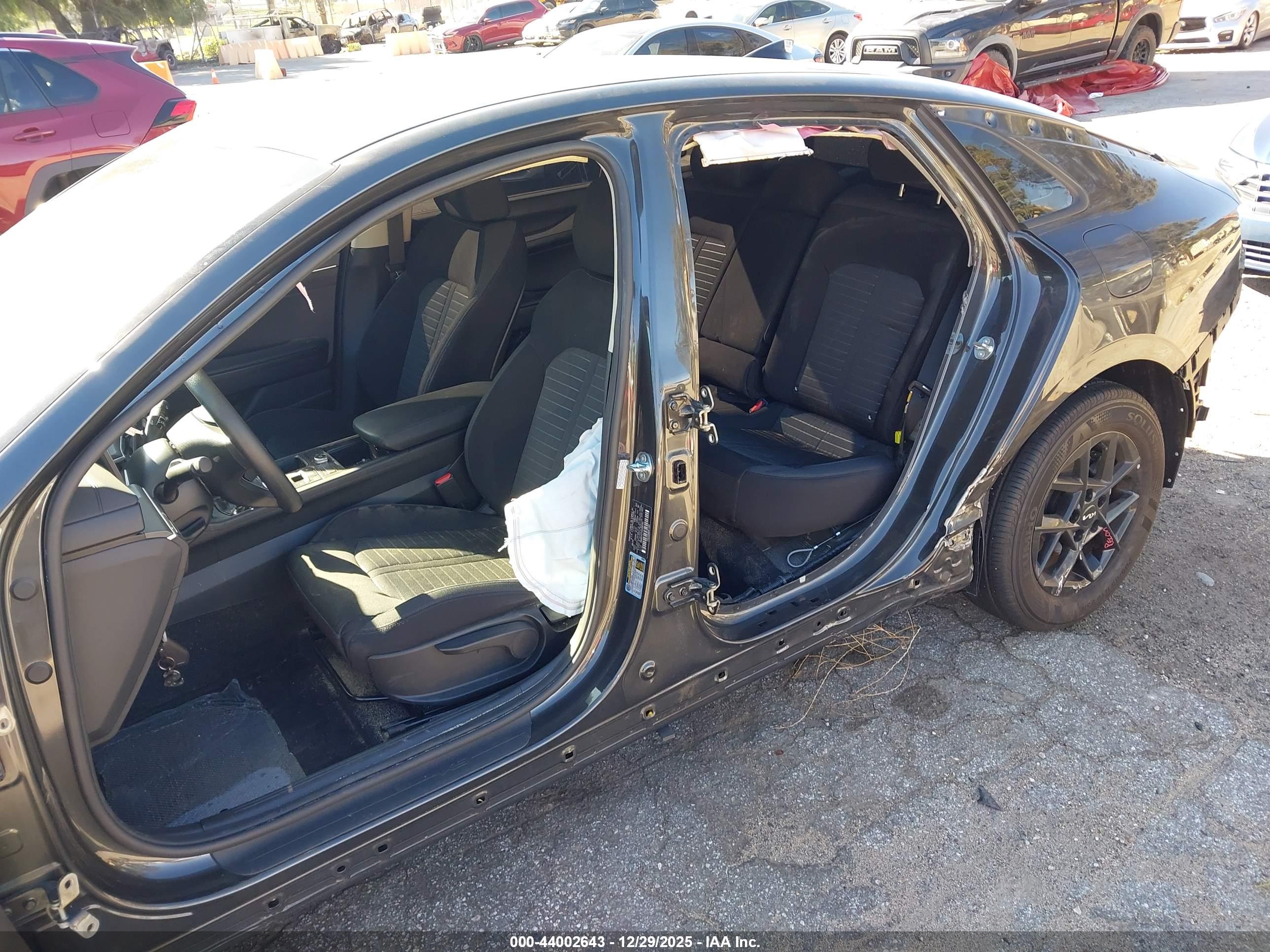 KIA K5 image 6