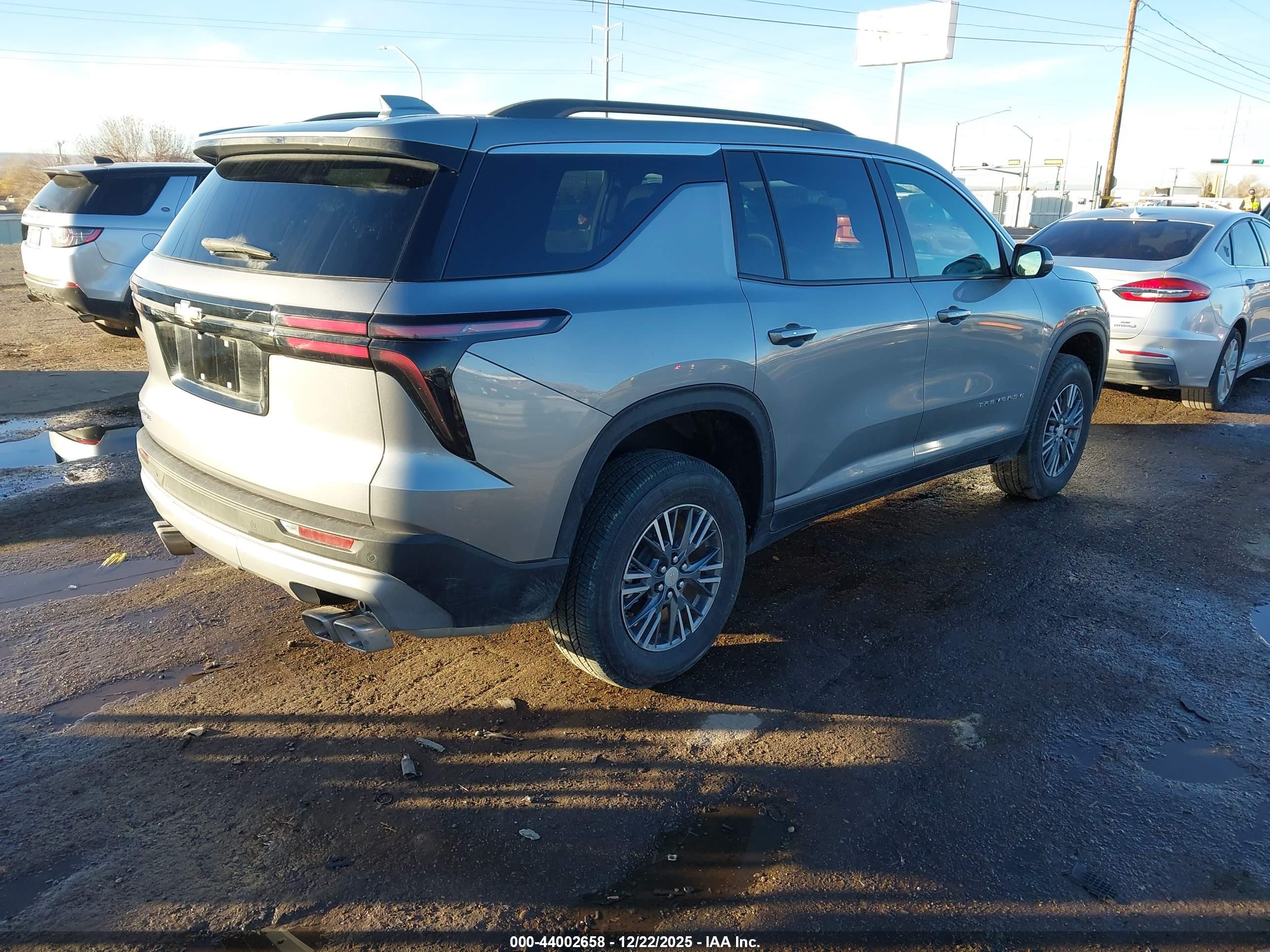 CHEVROLET TRAVERSE image 4