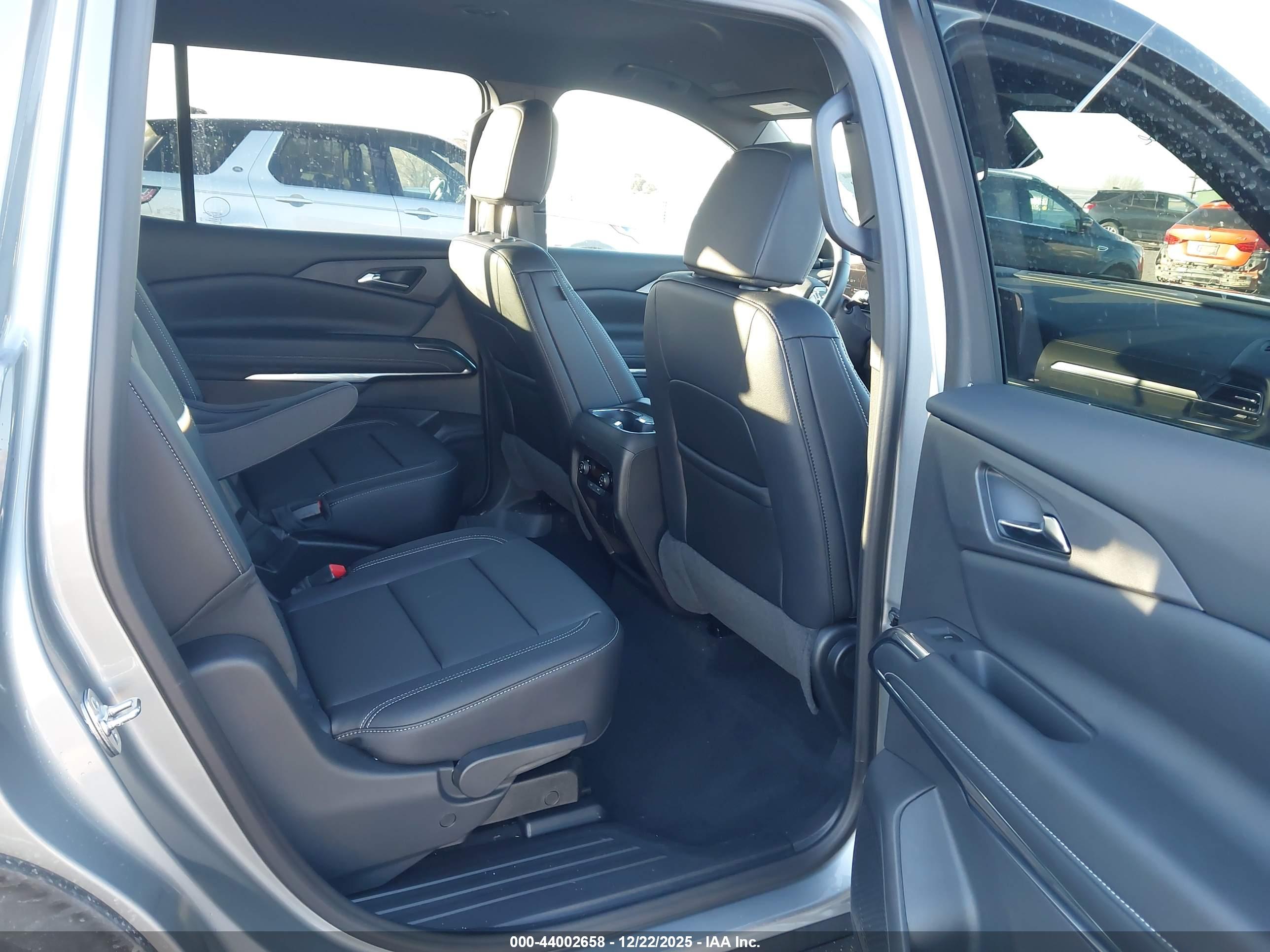 CHEVROLET TRAVERSE image 8
