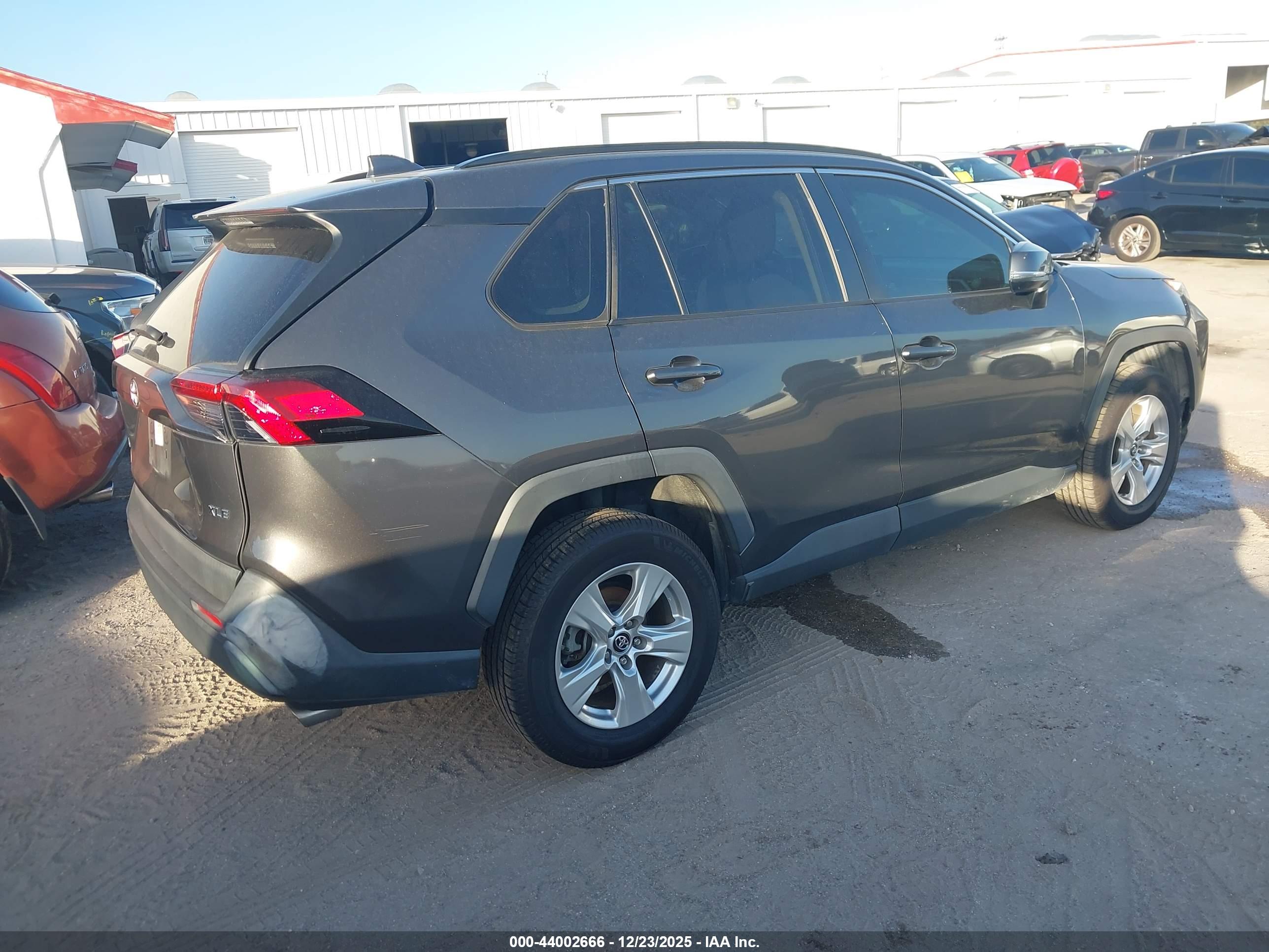 TOYOTA RAV4 image 4