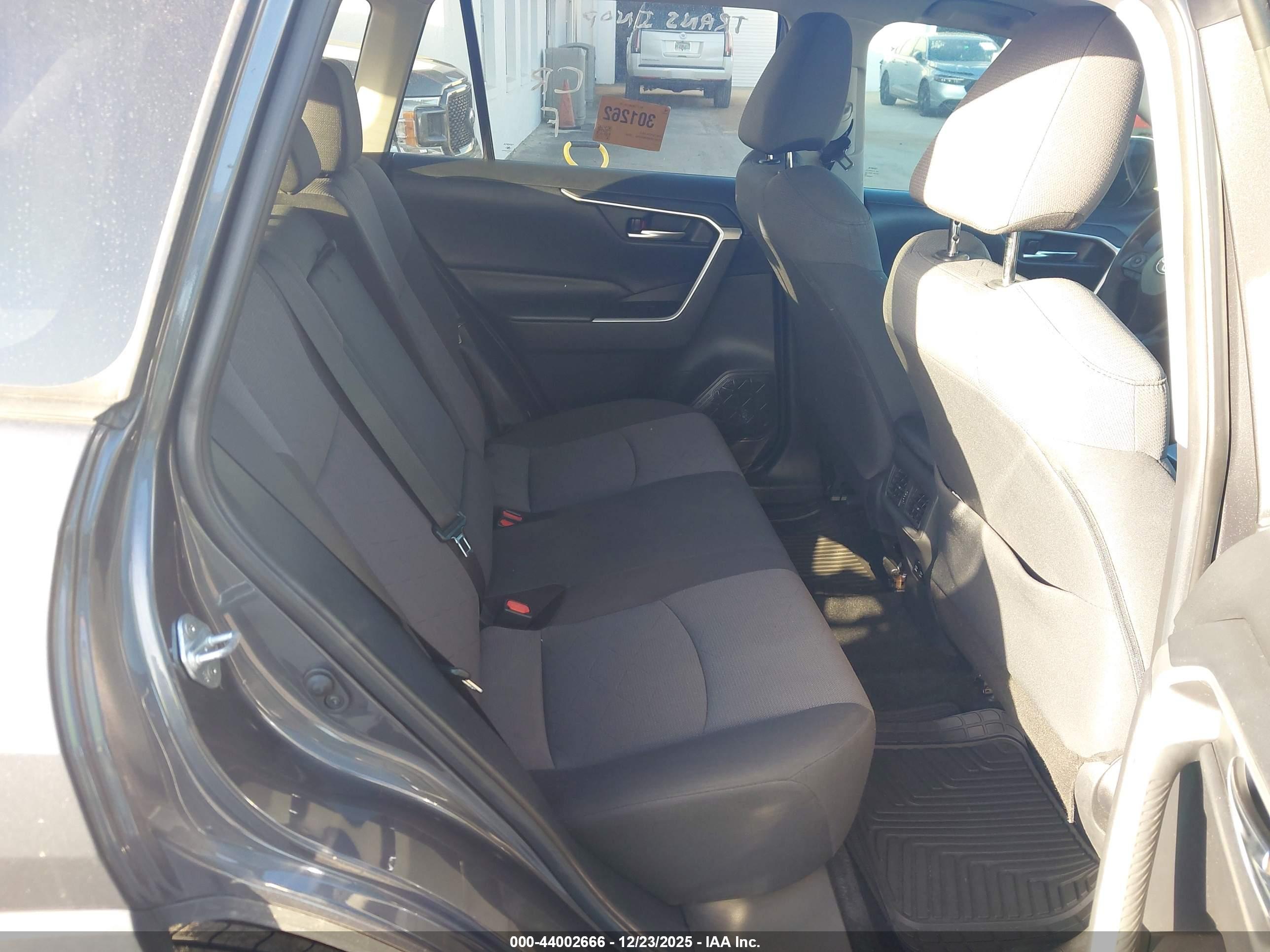 TOYOTA RAV4 image 8