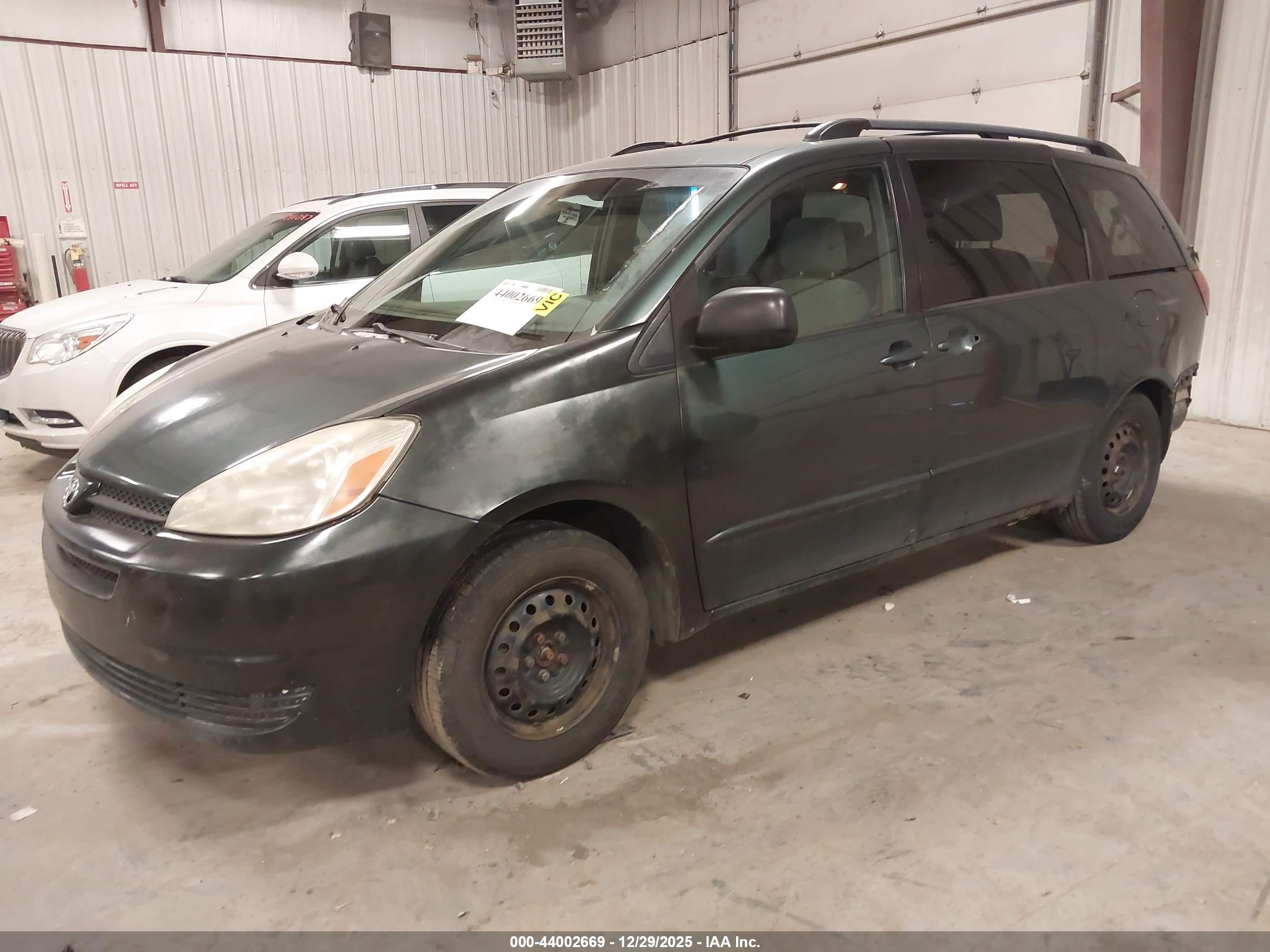 TOYOTA SIENNA image 2