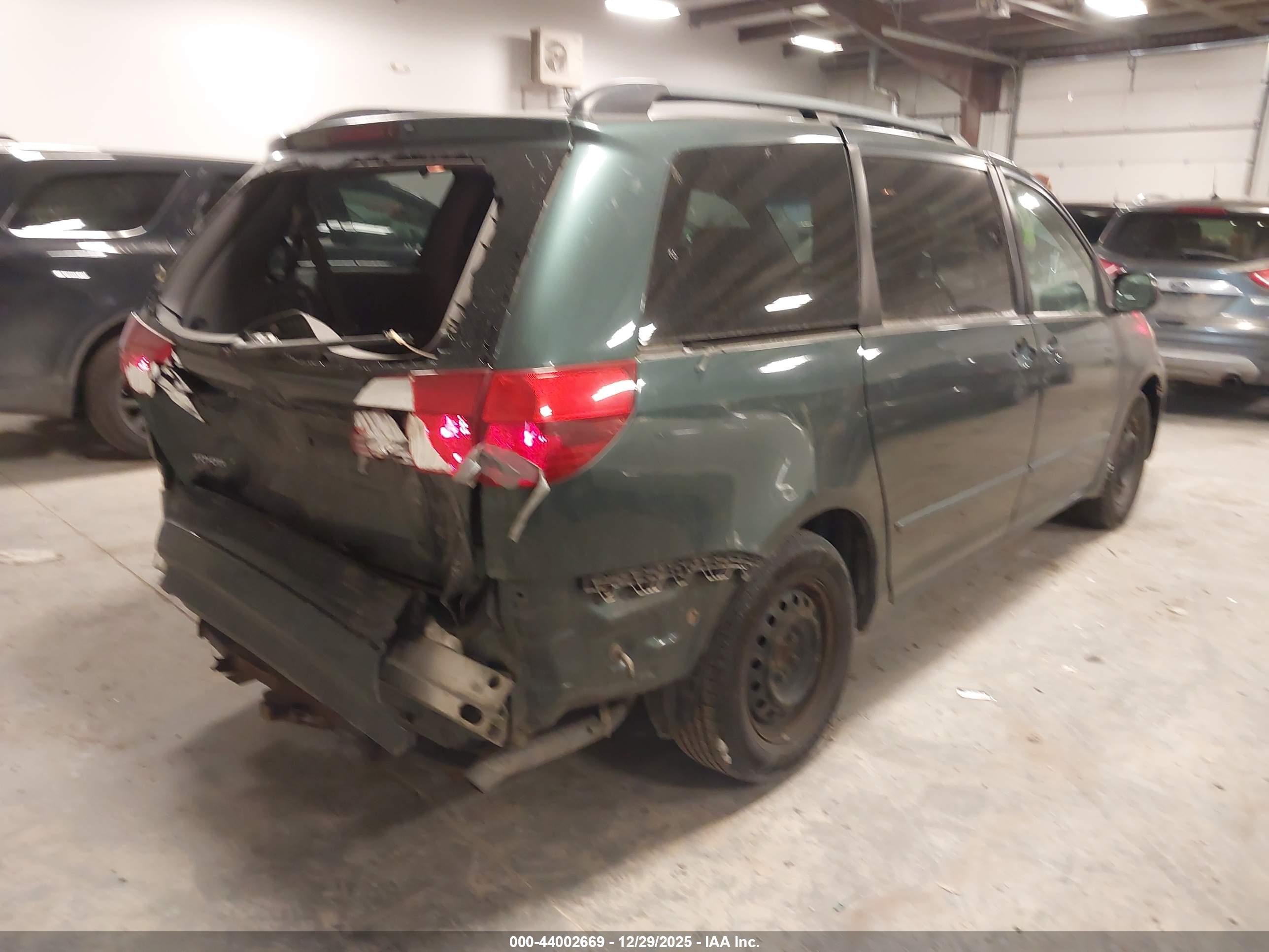 TOYOTA SIENNA image 4