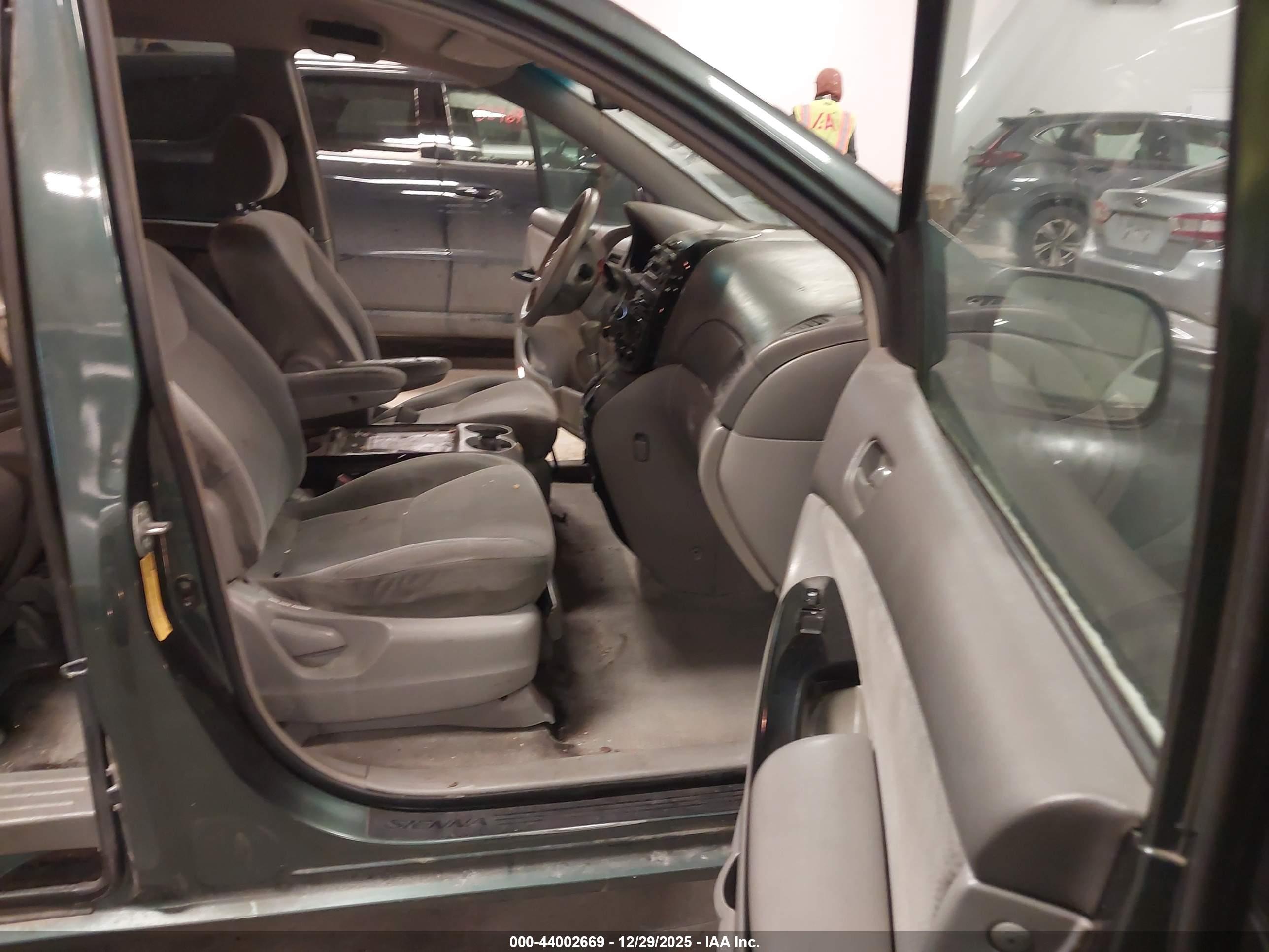 TOYOTA SIENNA image 5
