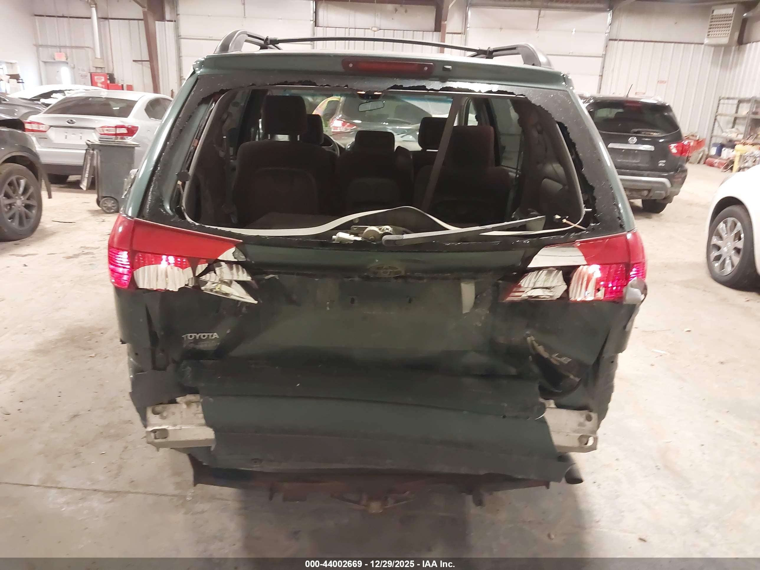 TOYOTA SIENNA image 6