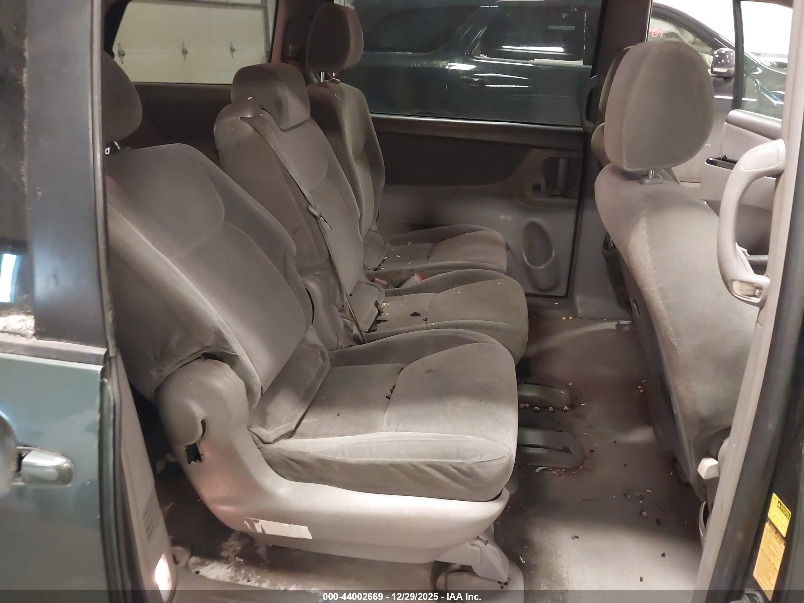 TOYOTA SIENNA image 8