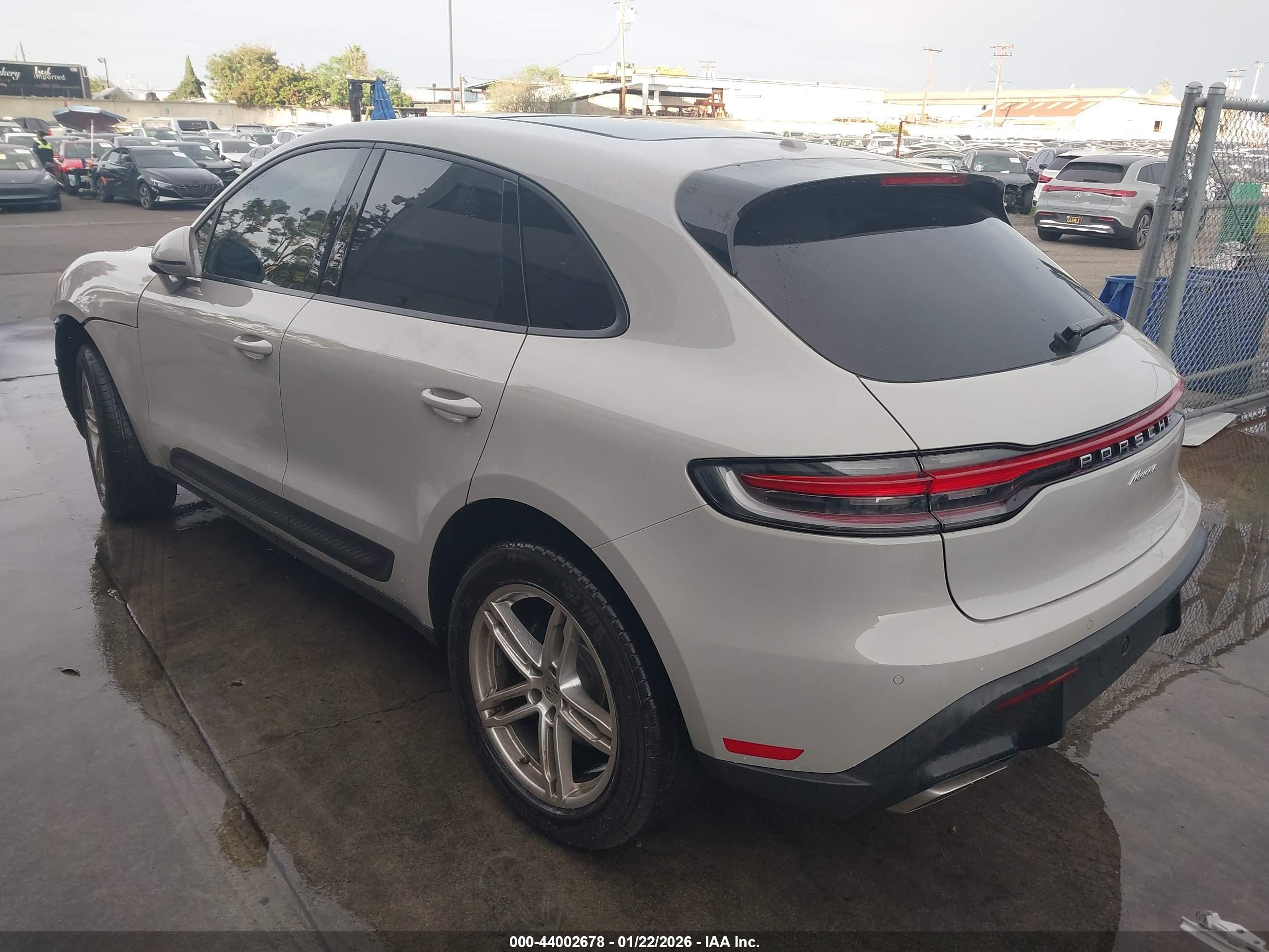 PORSCHE MACAN image 3