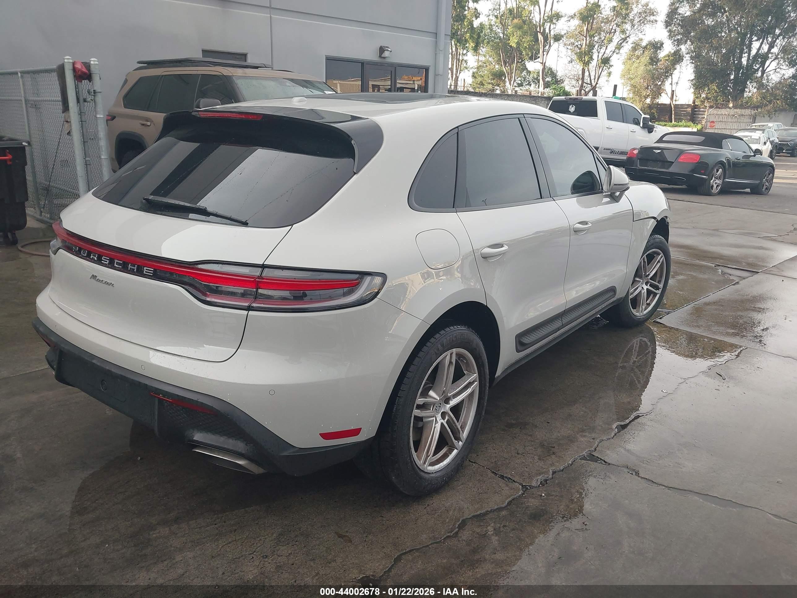 PORSCHE MACAN image 4