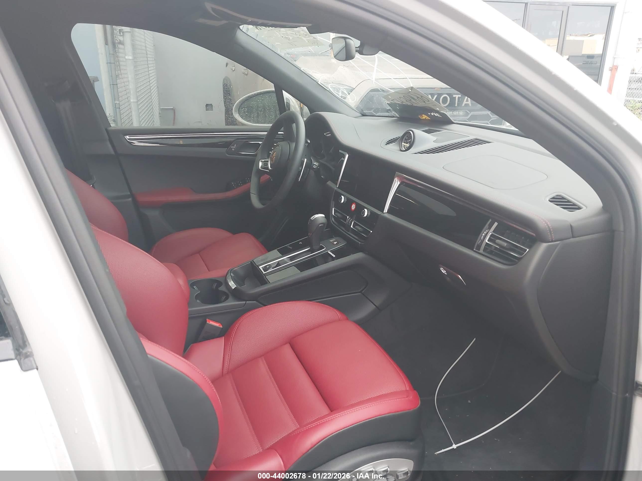 PORSCHE MACAN image 5