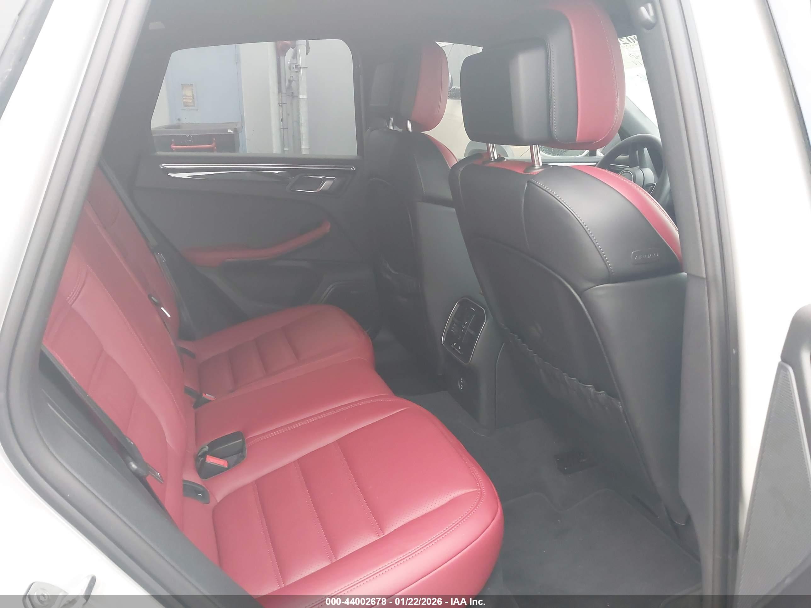 PORSCHE MACAN image 8