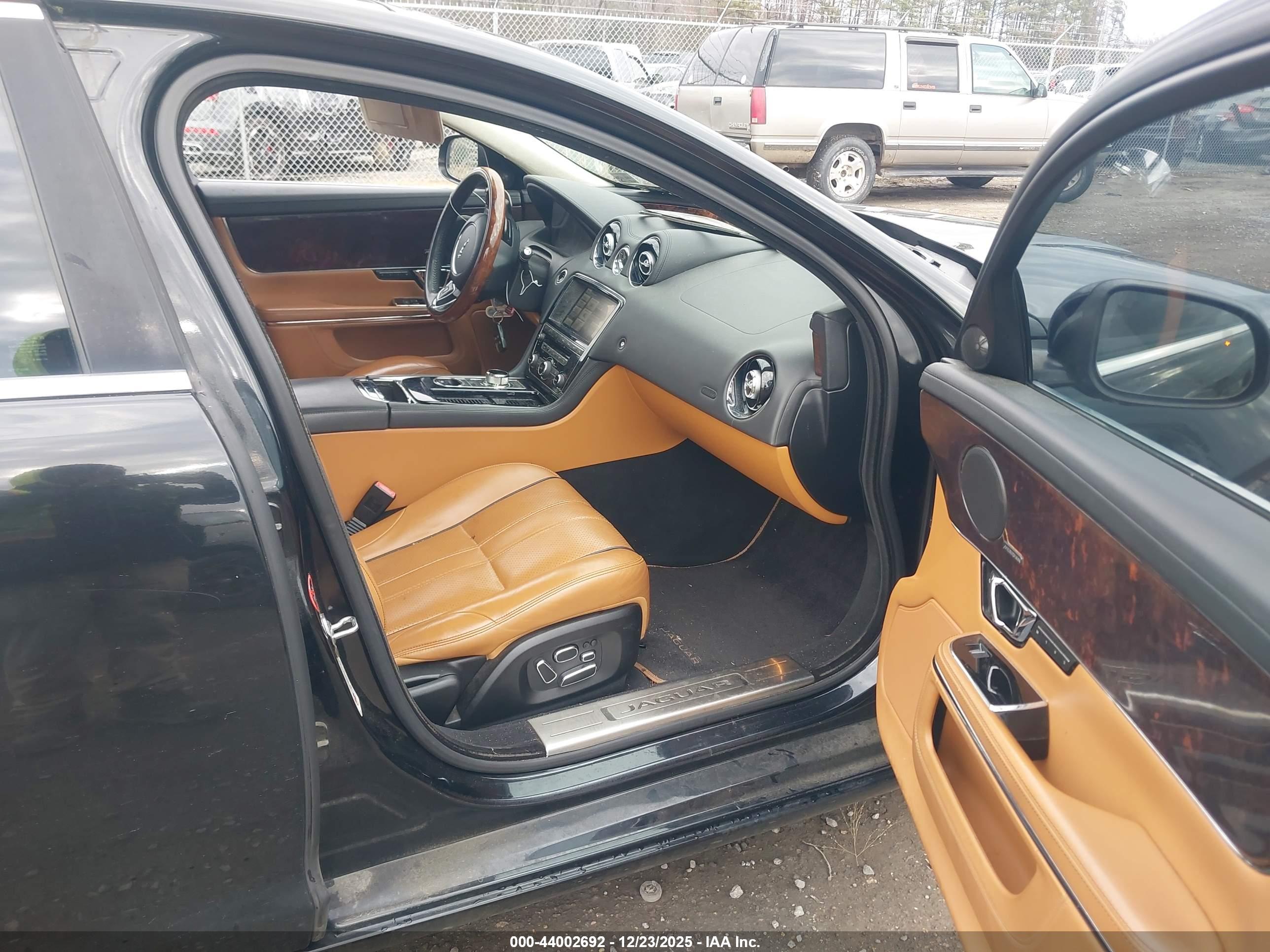 JAGUAR XJ image 5