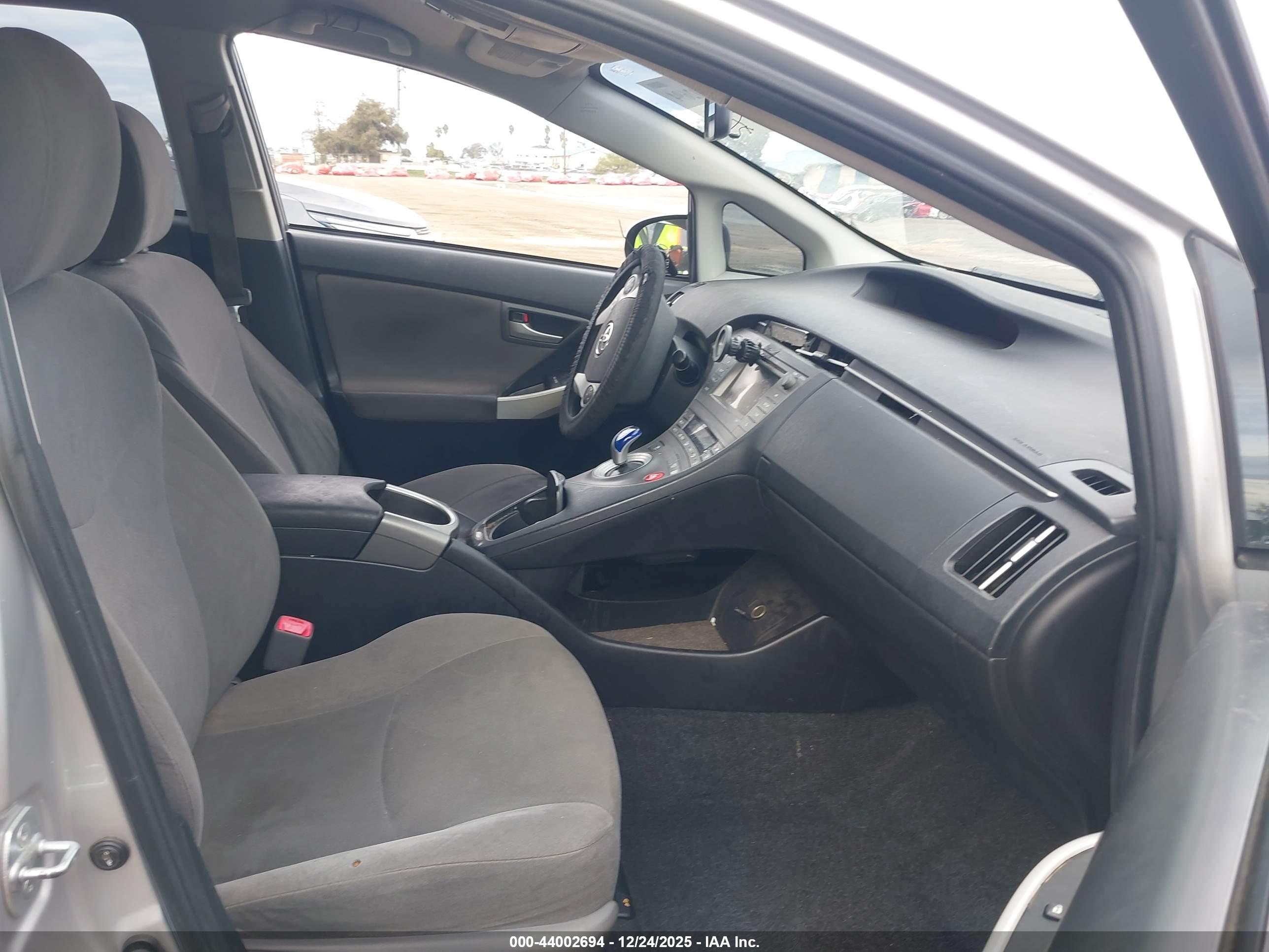 TOYOTA PRIUS image 5