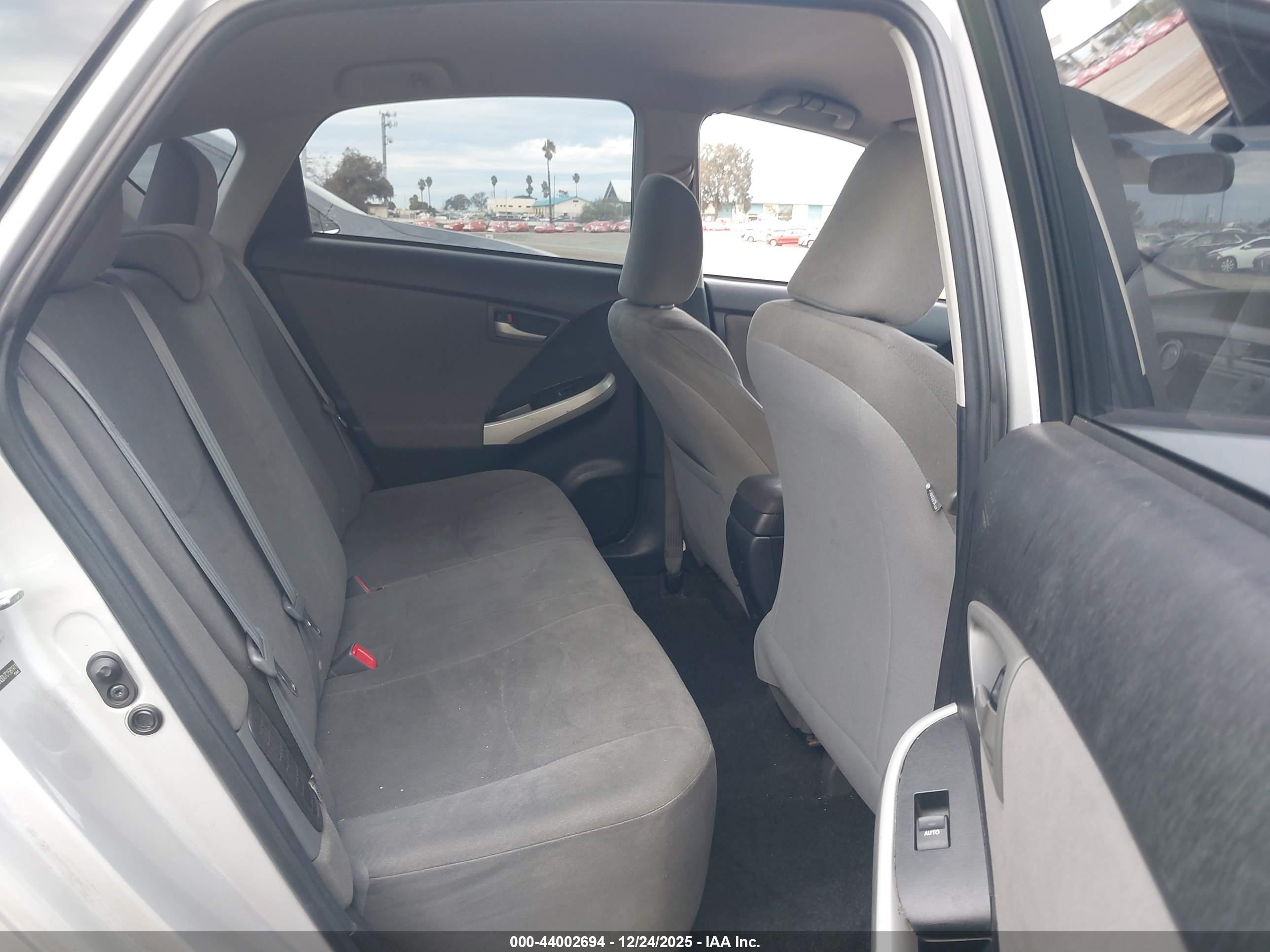 TOYOTA PRIUS image 8