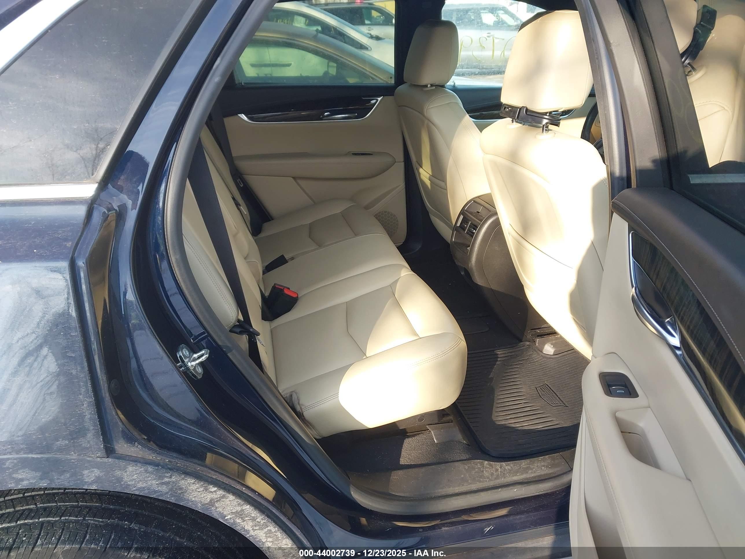 CADILLAC XT5 image 8