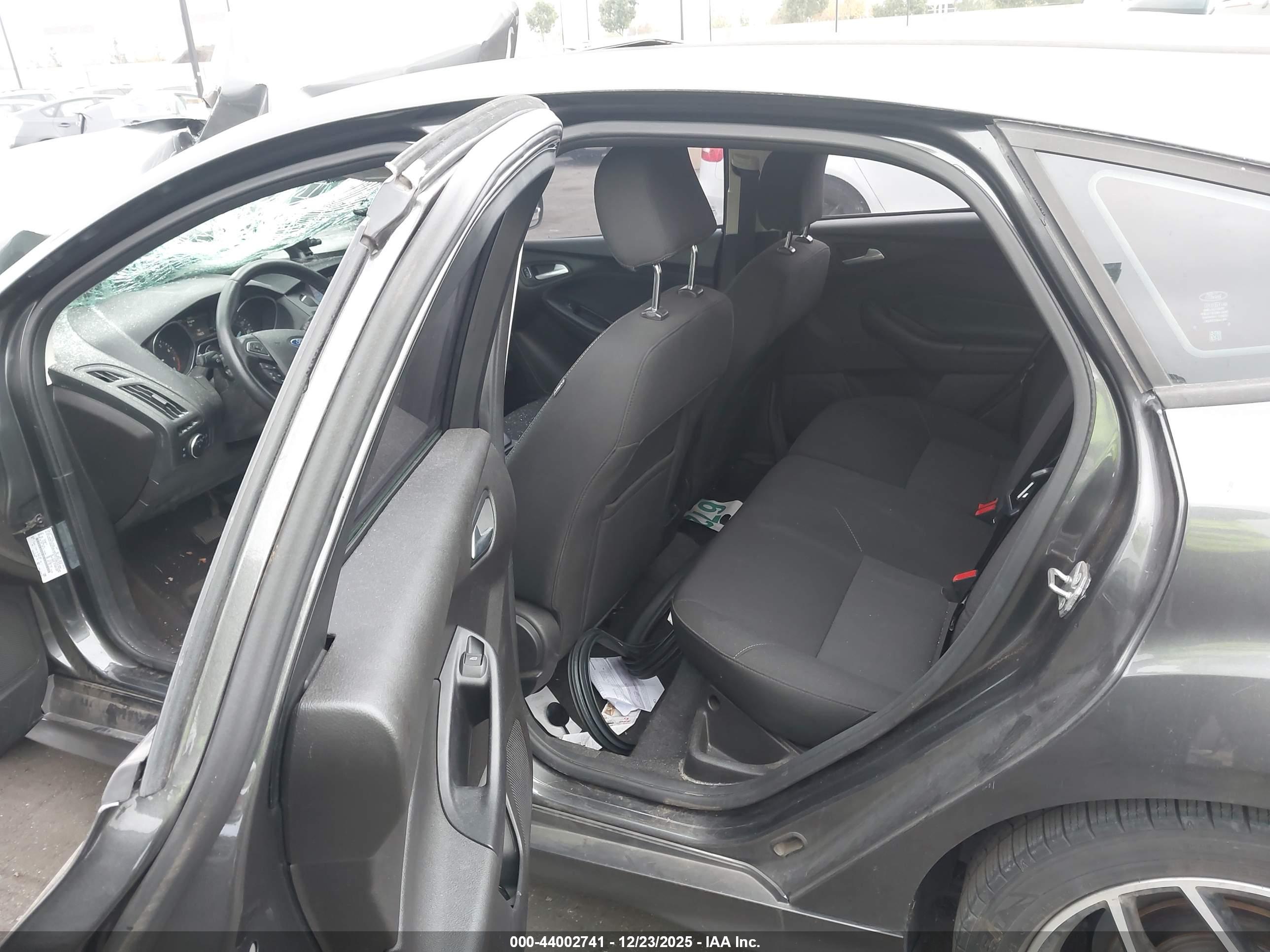 FORD FOCUS image 8