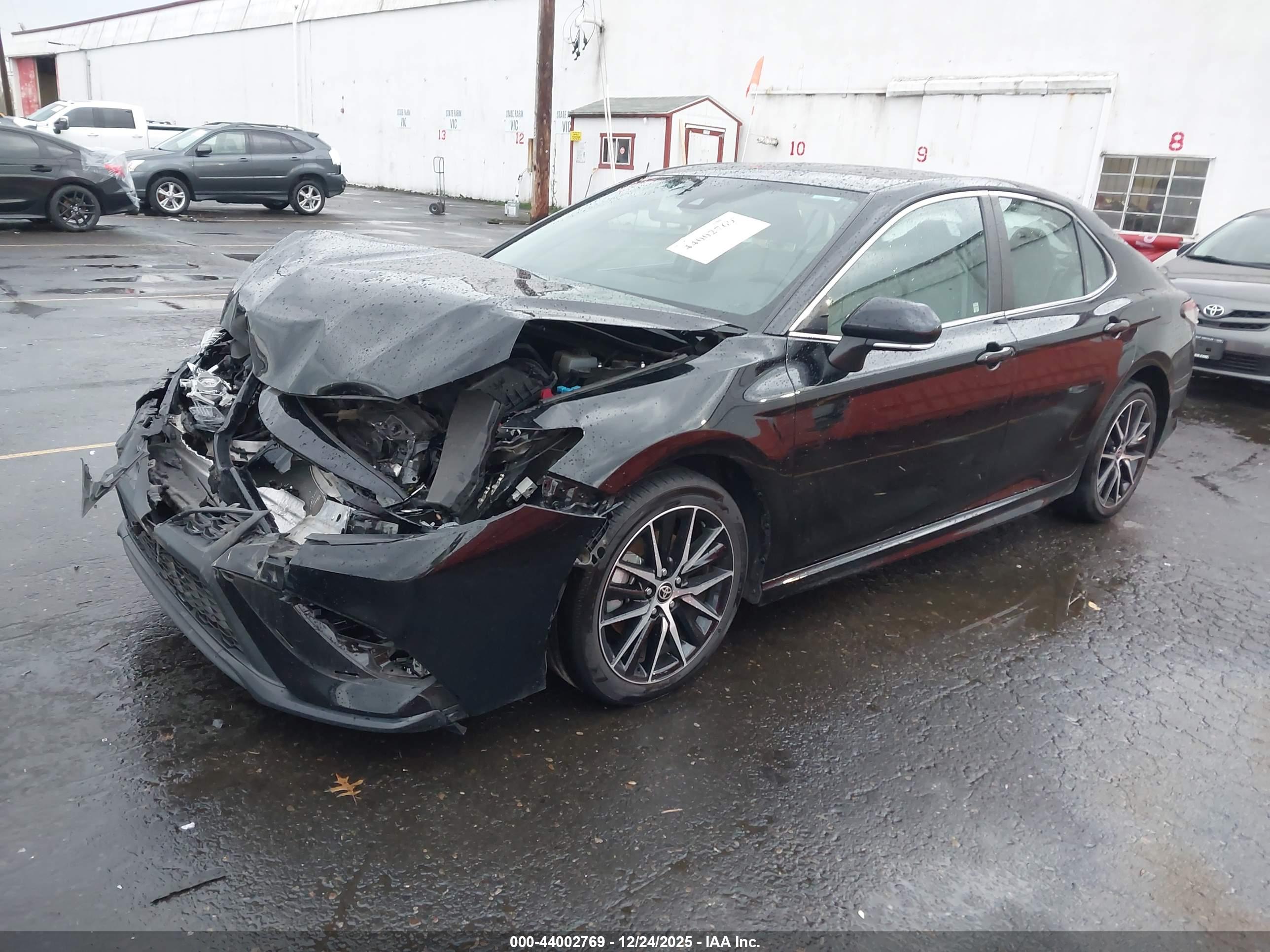 TOYOTA CAMRY image 2