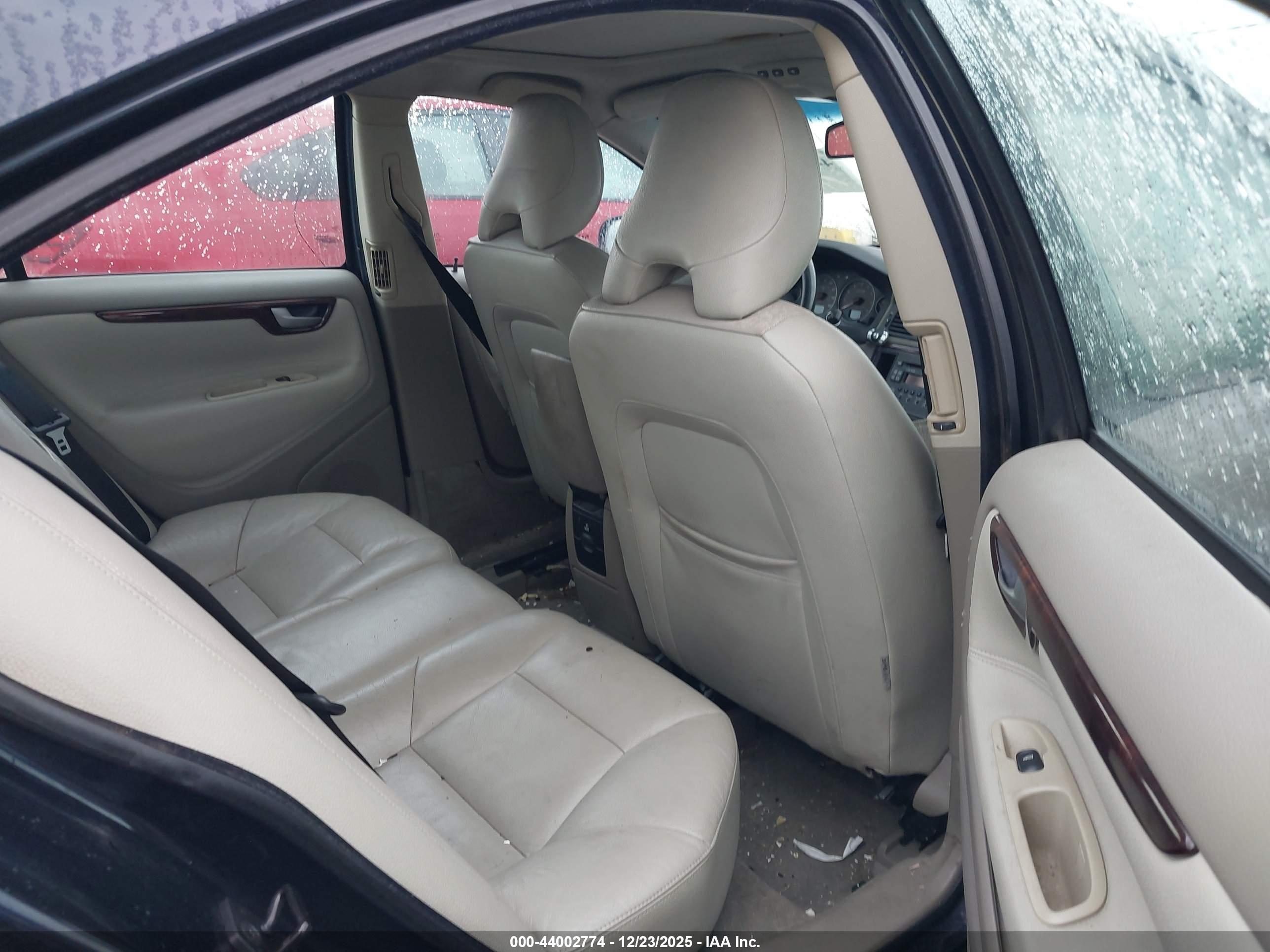 VOLVO S60 image 8