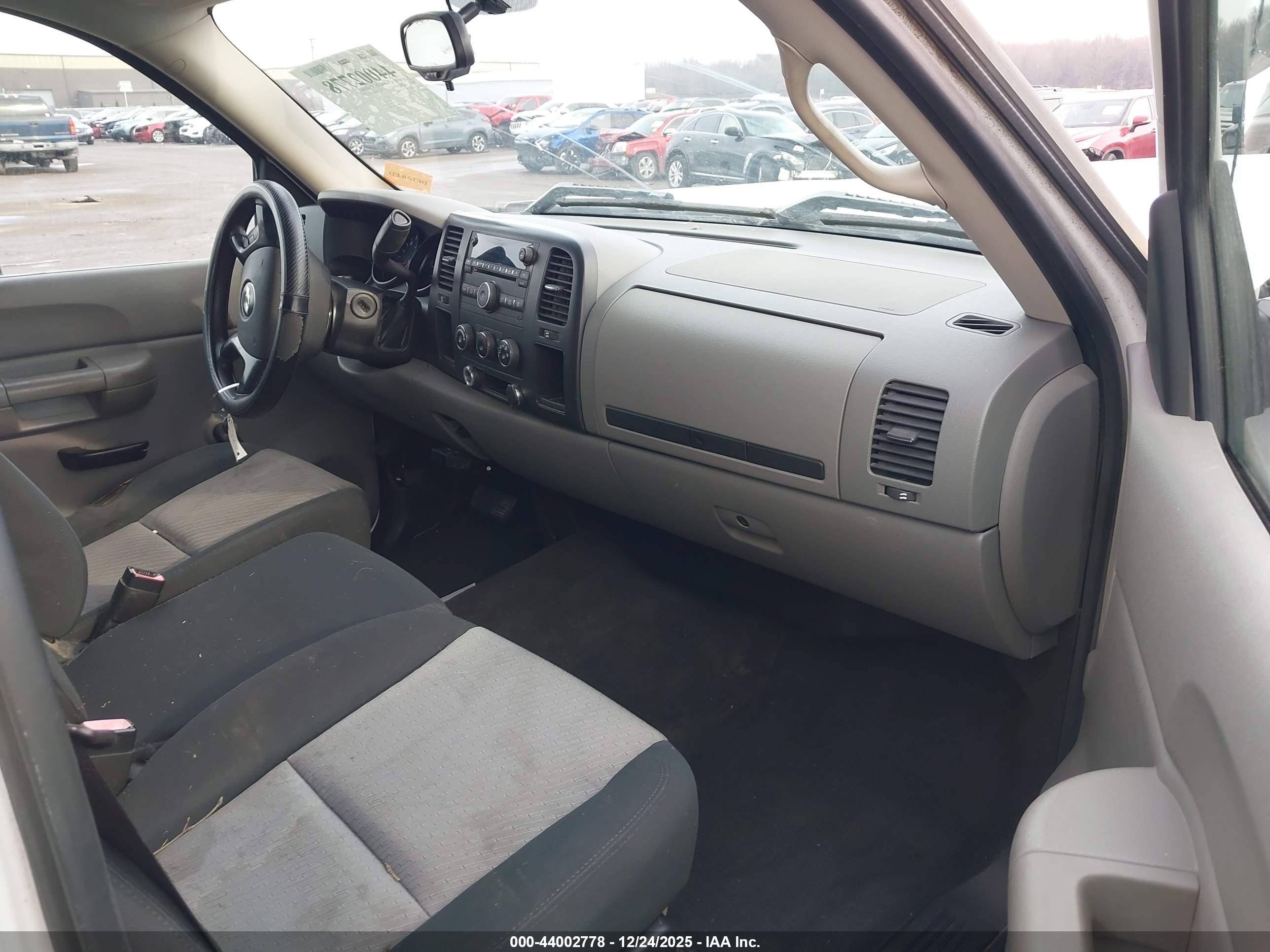 CHEVROLET SILVERADO image 5