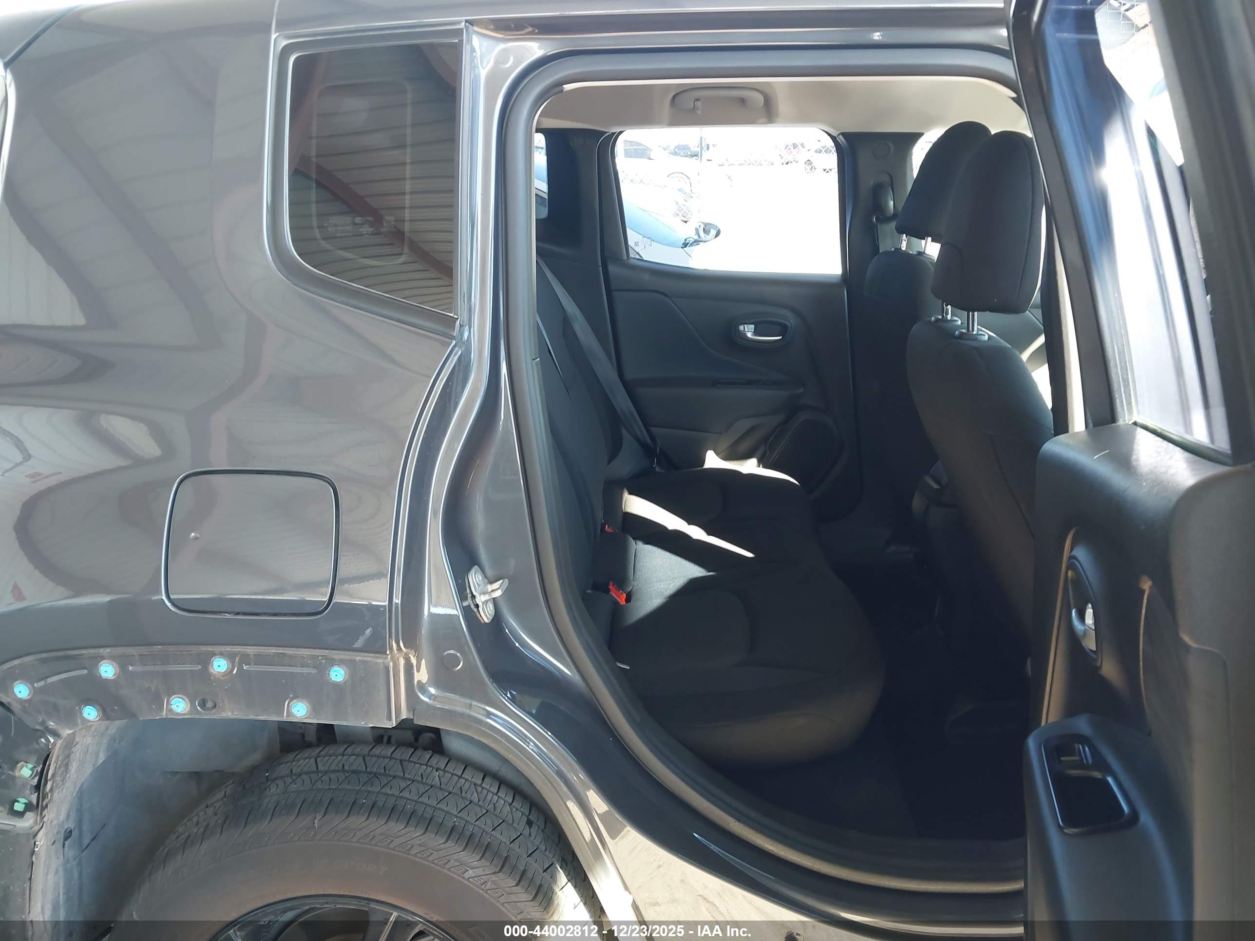 JEEP RENEGADE image 8