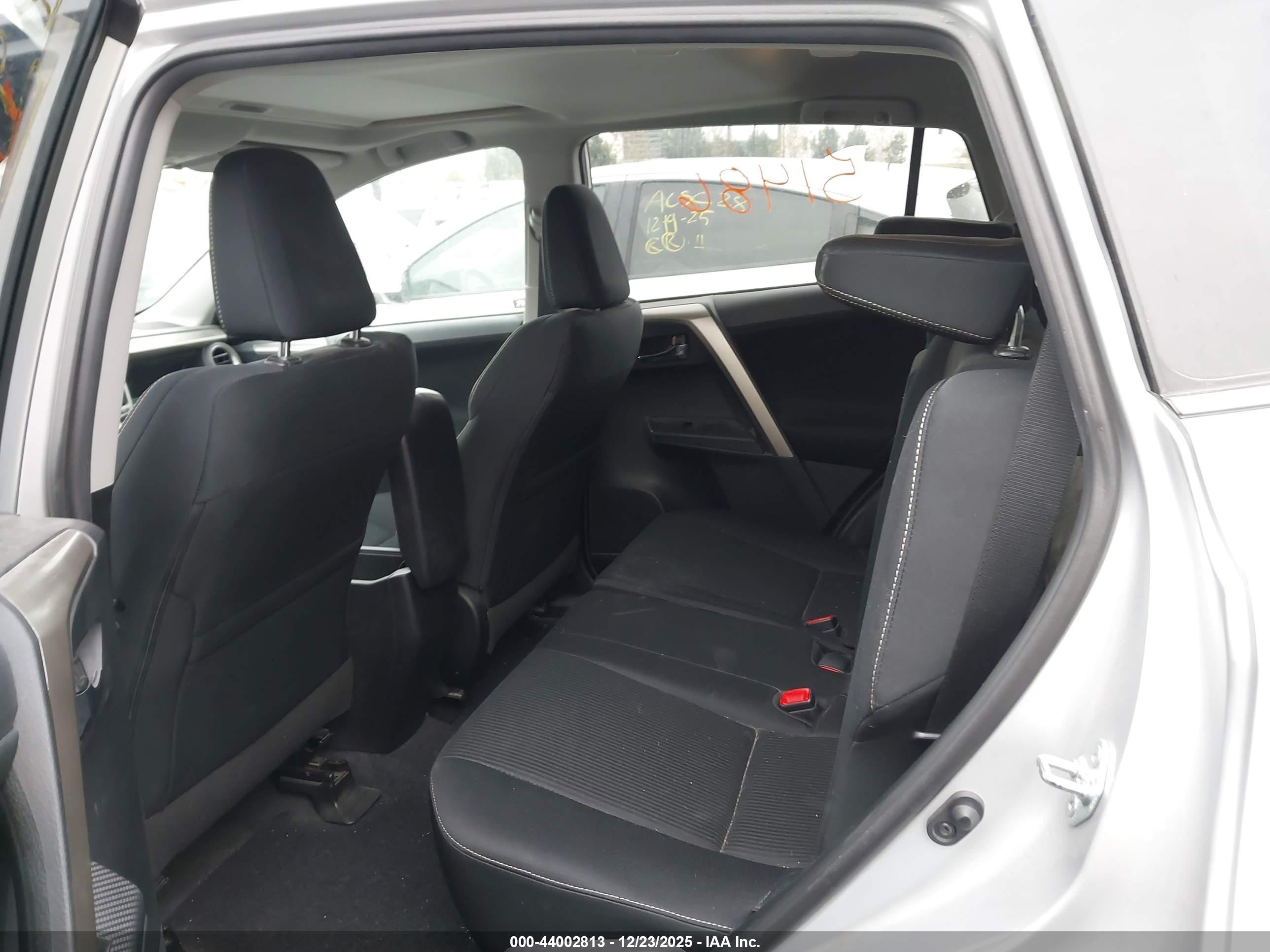 TOYOTA RAV4 image 8