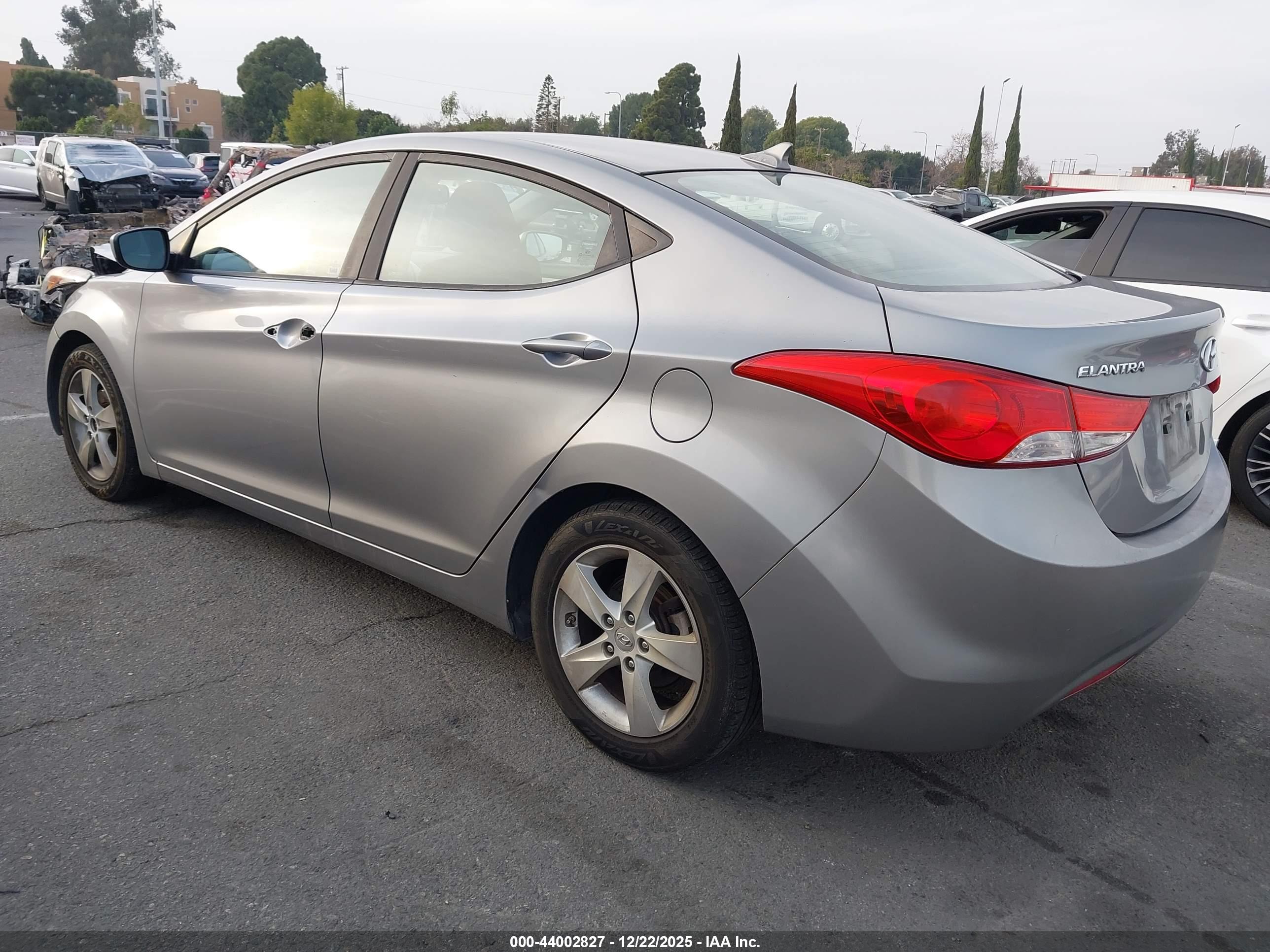 HYUNDAI ELANTRA image 3