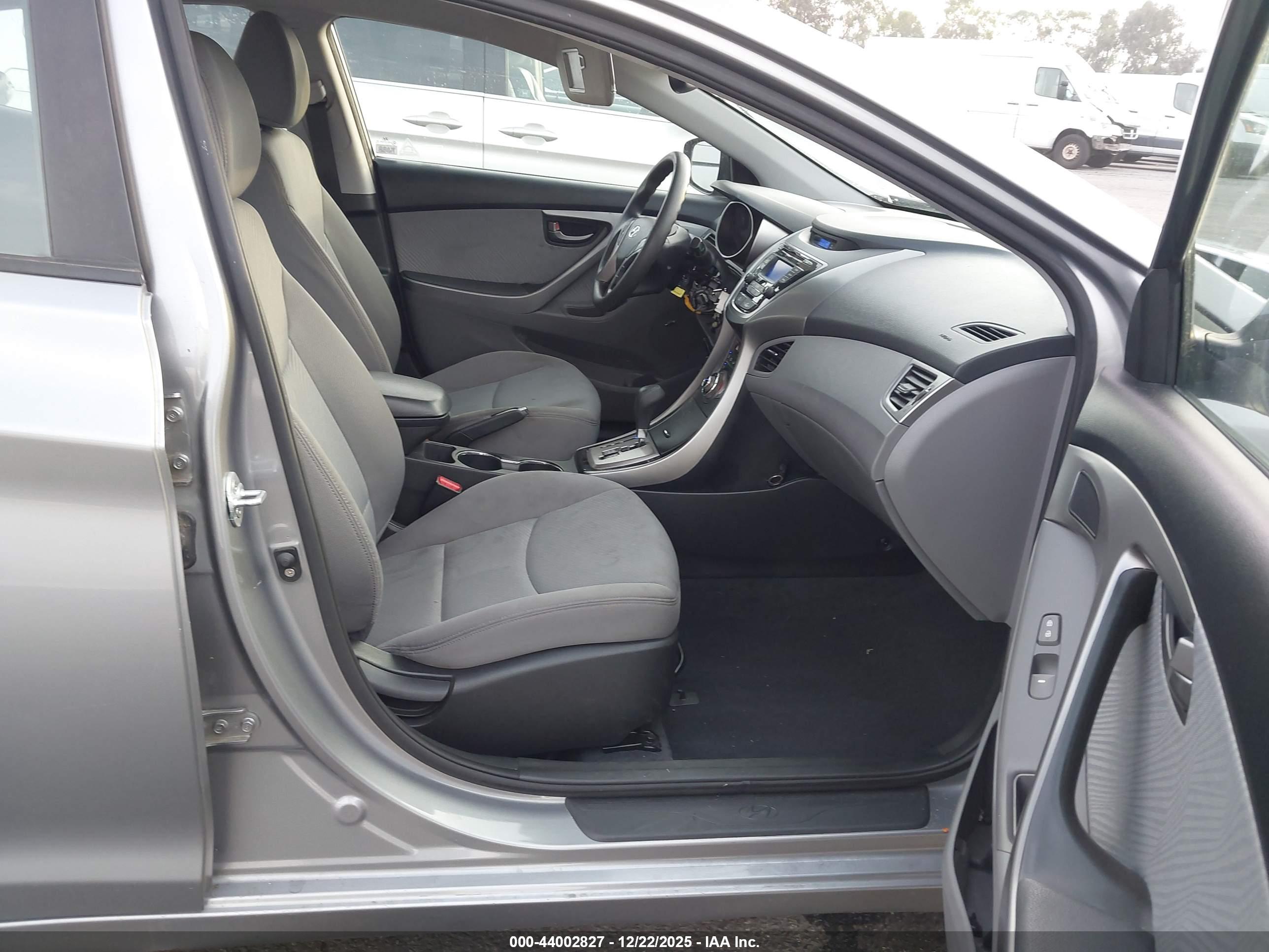 HYUNDAI ELANTRA image 5