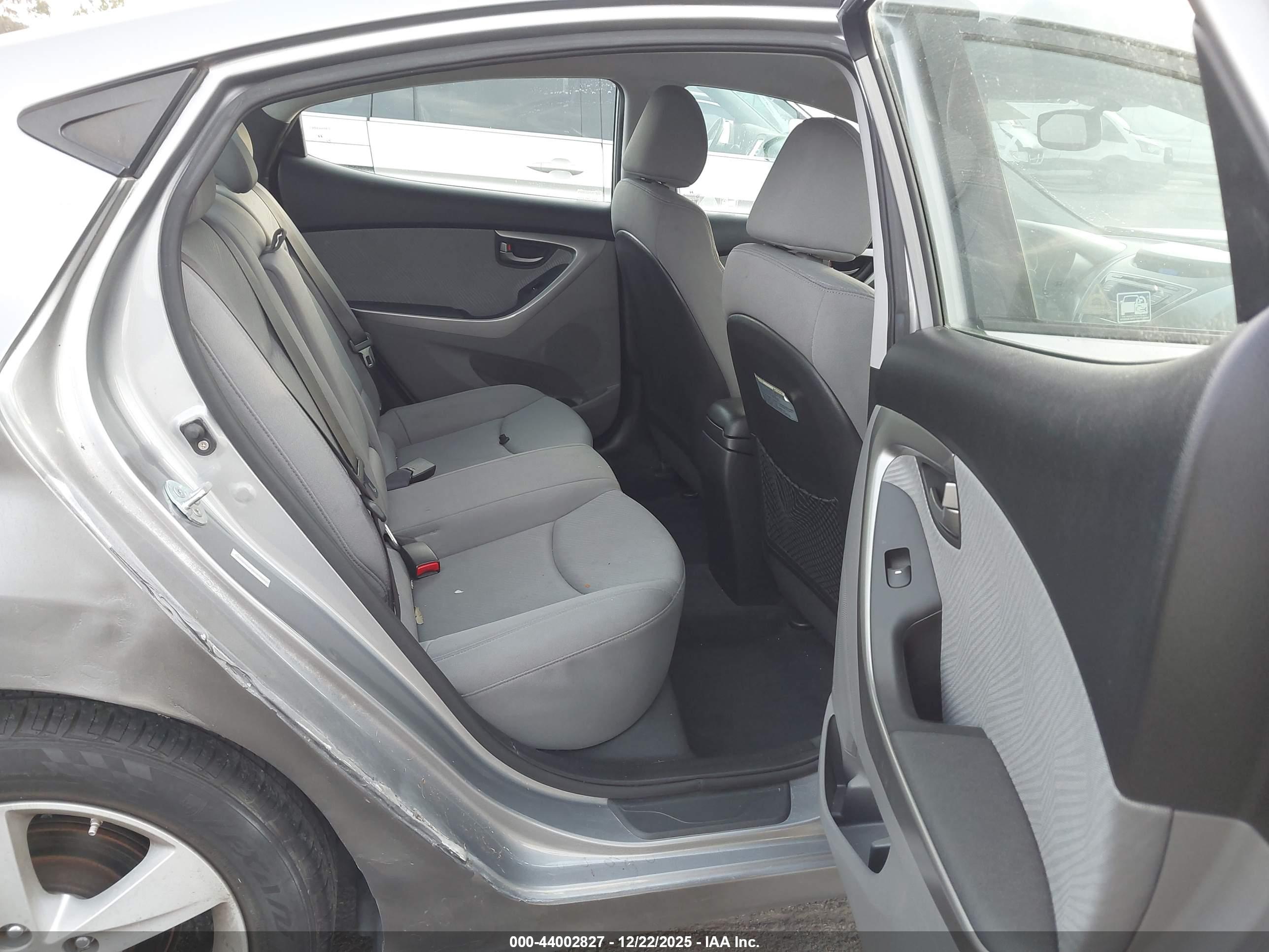 HYUNDAI ELANTRA image 8